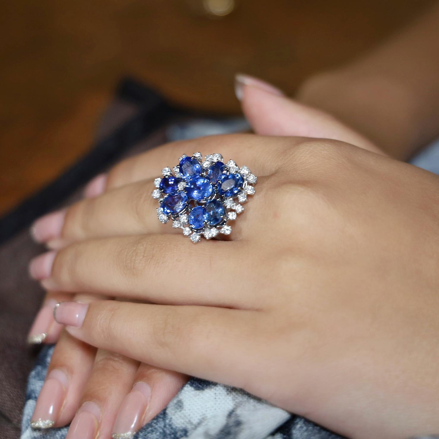 Taglio cuscino Anello con zaffiro blu reale in oro bianco 18 carati e diamanti in vendita