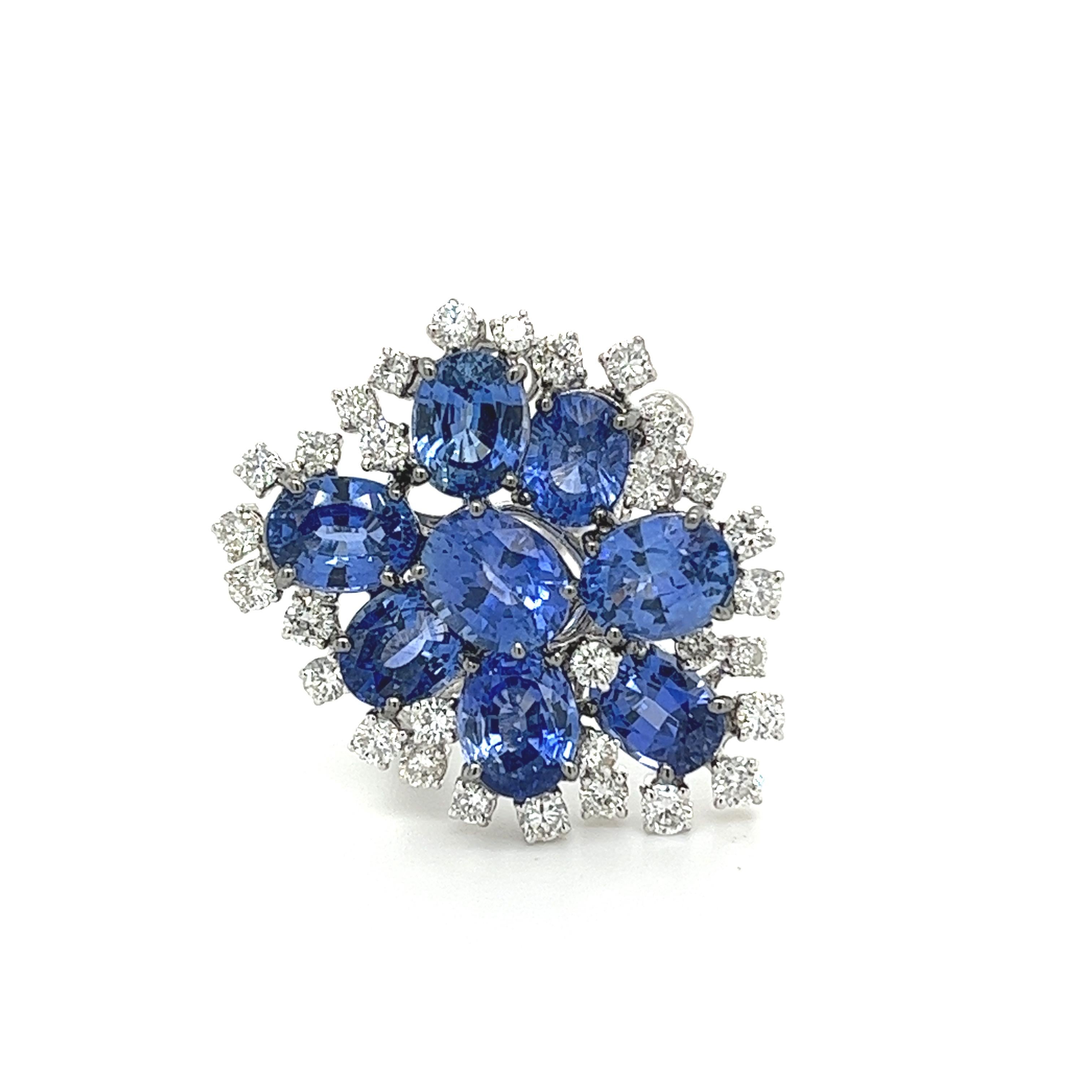 18K White Gold Royal Blue Sapphire Ring with Diamonds In New Condition For Sale In Hong Kong, HK