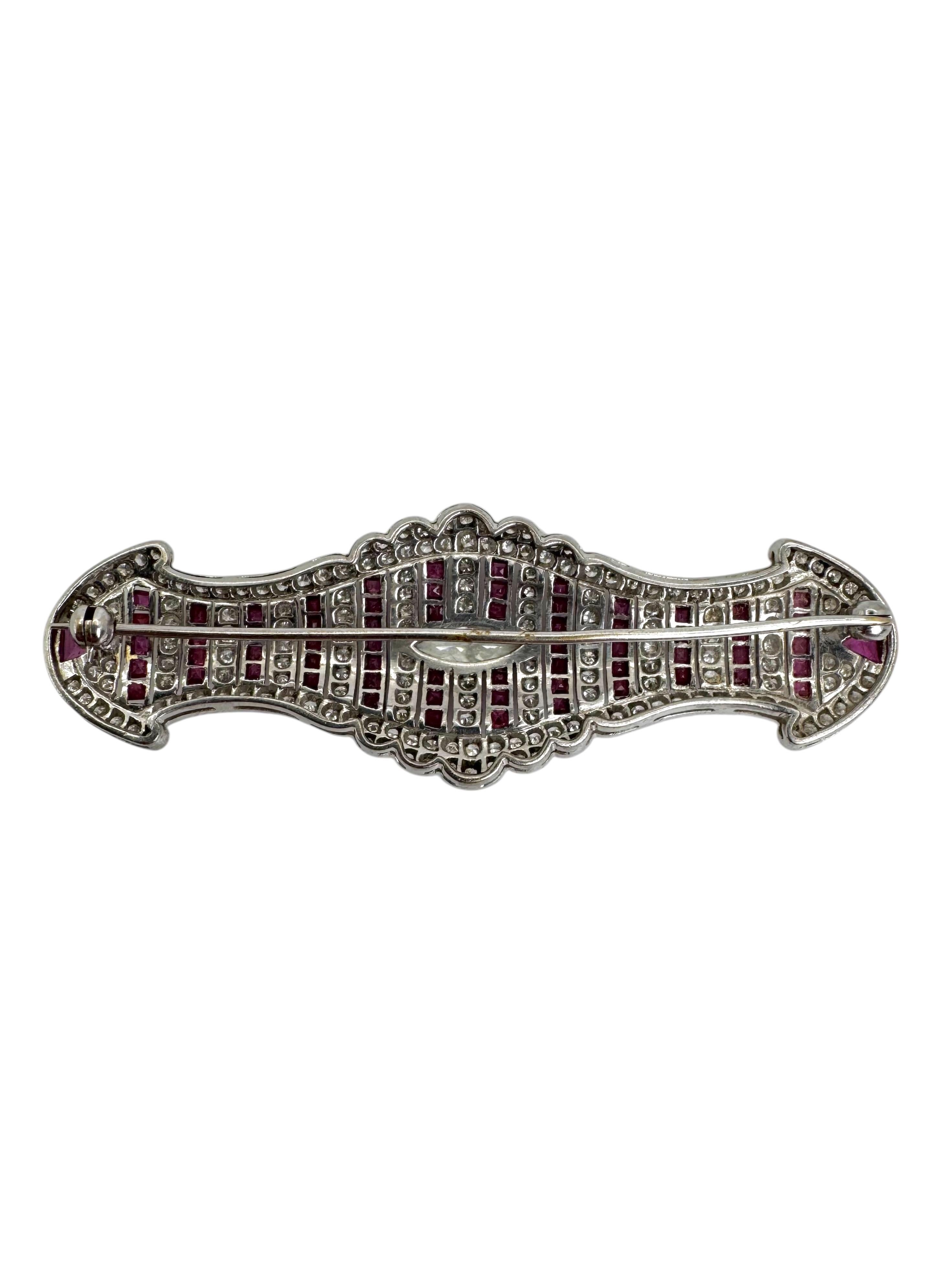 Taille Marquise Broche en or blanc 18 carats, rubis et diamants avec diamant central de taille marquise en vente