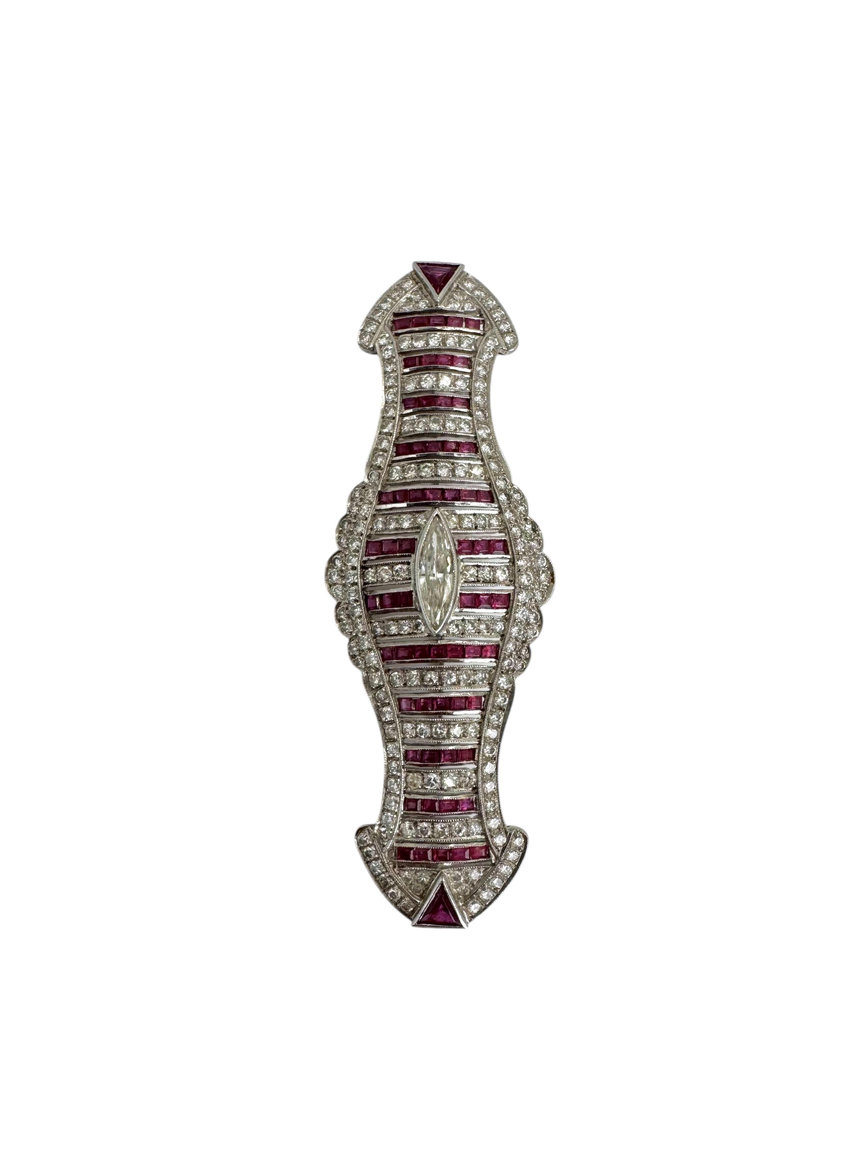 Broche en or blanc 18 carats, rubis et diamants avec diamant central de taille marquise Excellent état - En vente à Great Neck Plaza, NY