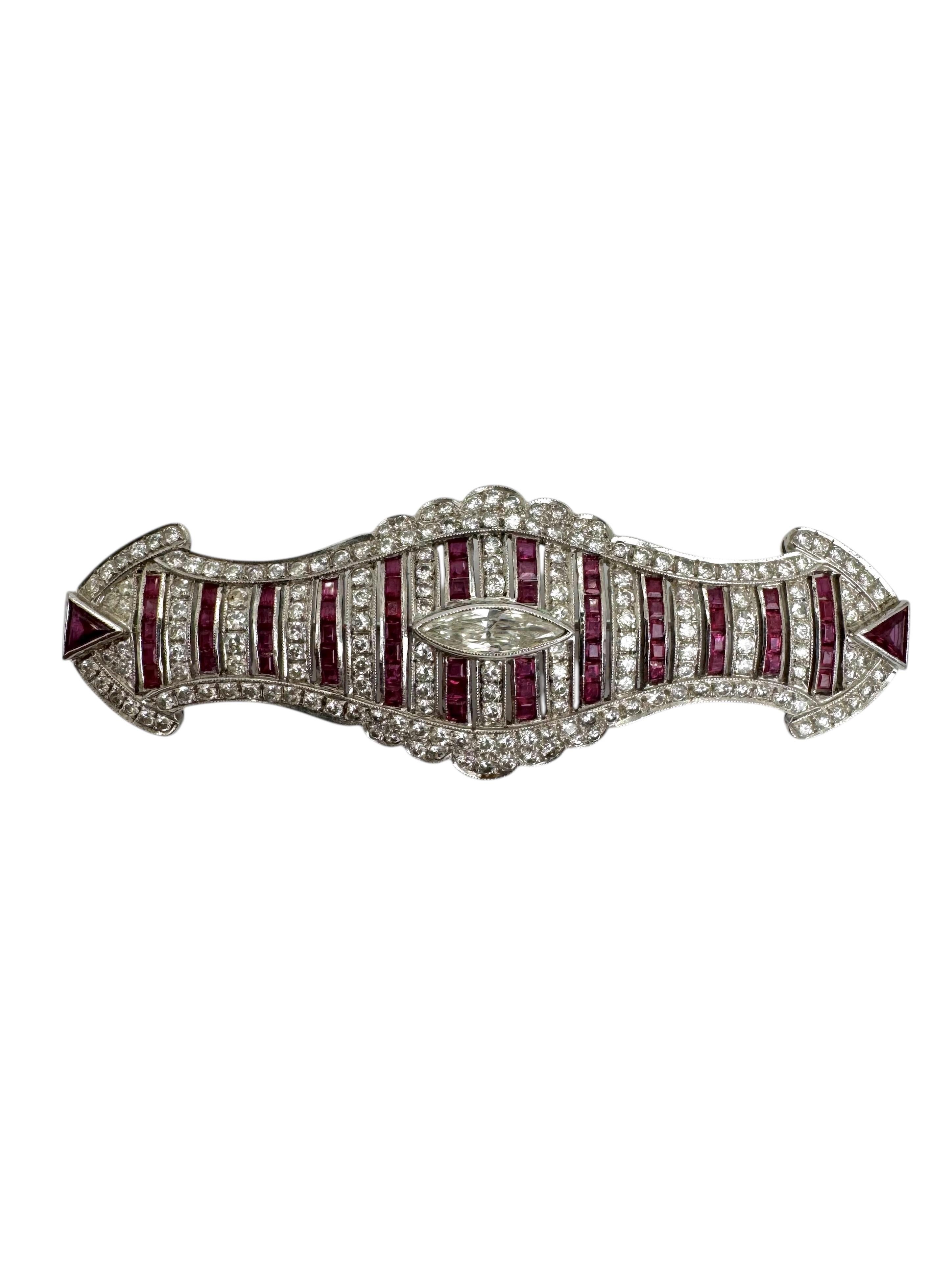 Broche en or blanc 18 carats, rubis et diamants avec diamant central de taille marquise Unisexe en vente