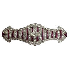 Broche en or blanc 18 carats, rubis et diamants avec diamant central de taille marquise