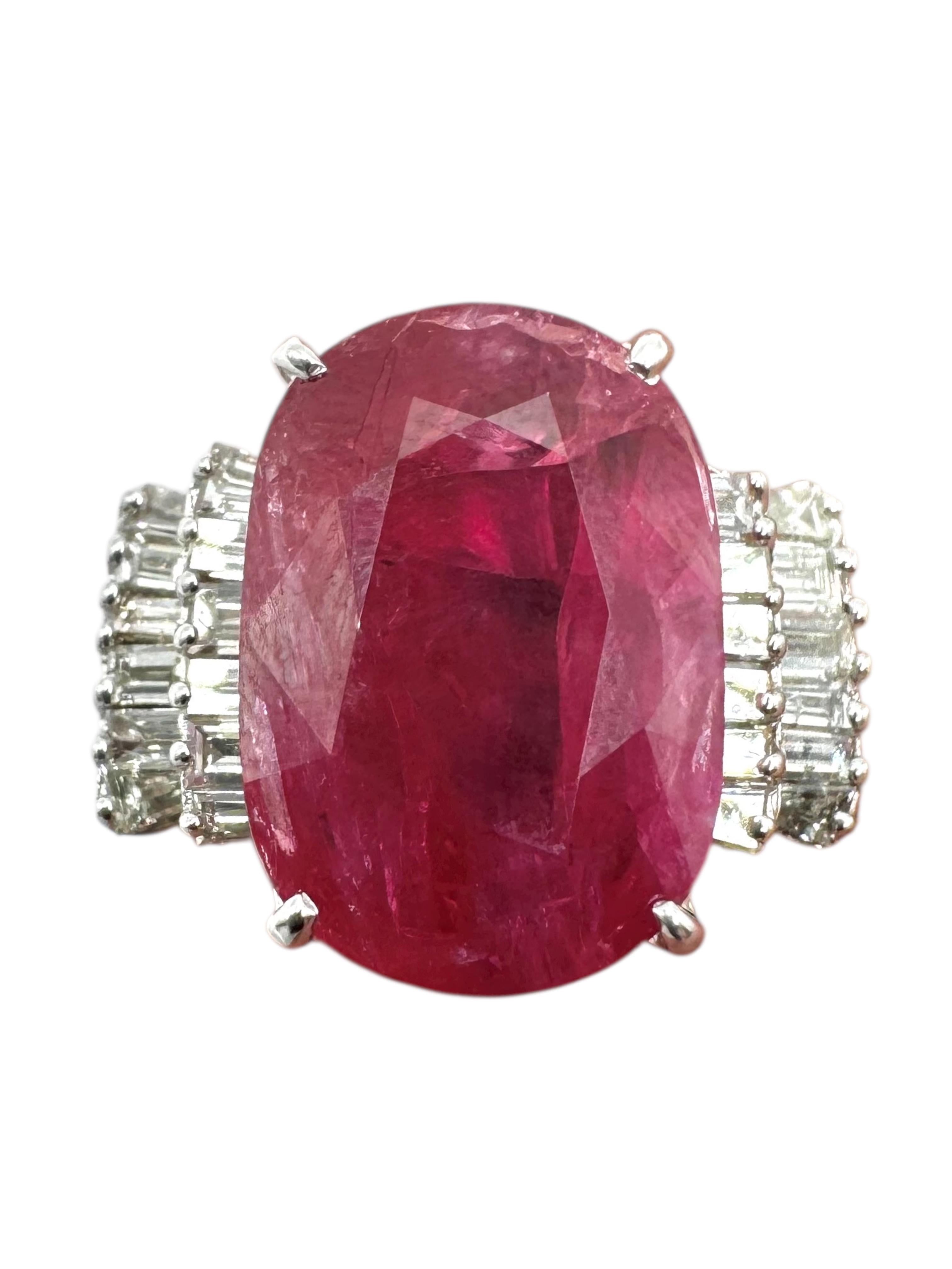 Cocktailring aus 18 Karat Weißgold mit Rubin und Diamant (Ovalschliff) im Angebot