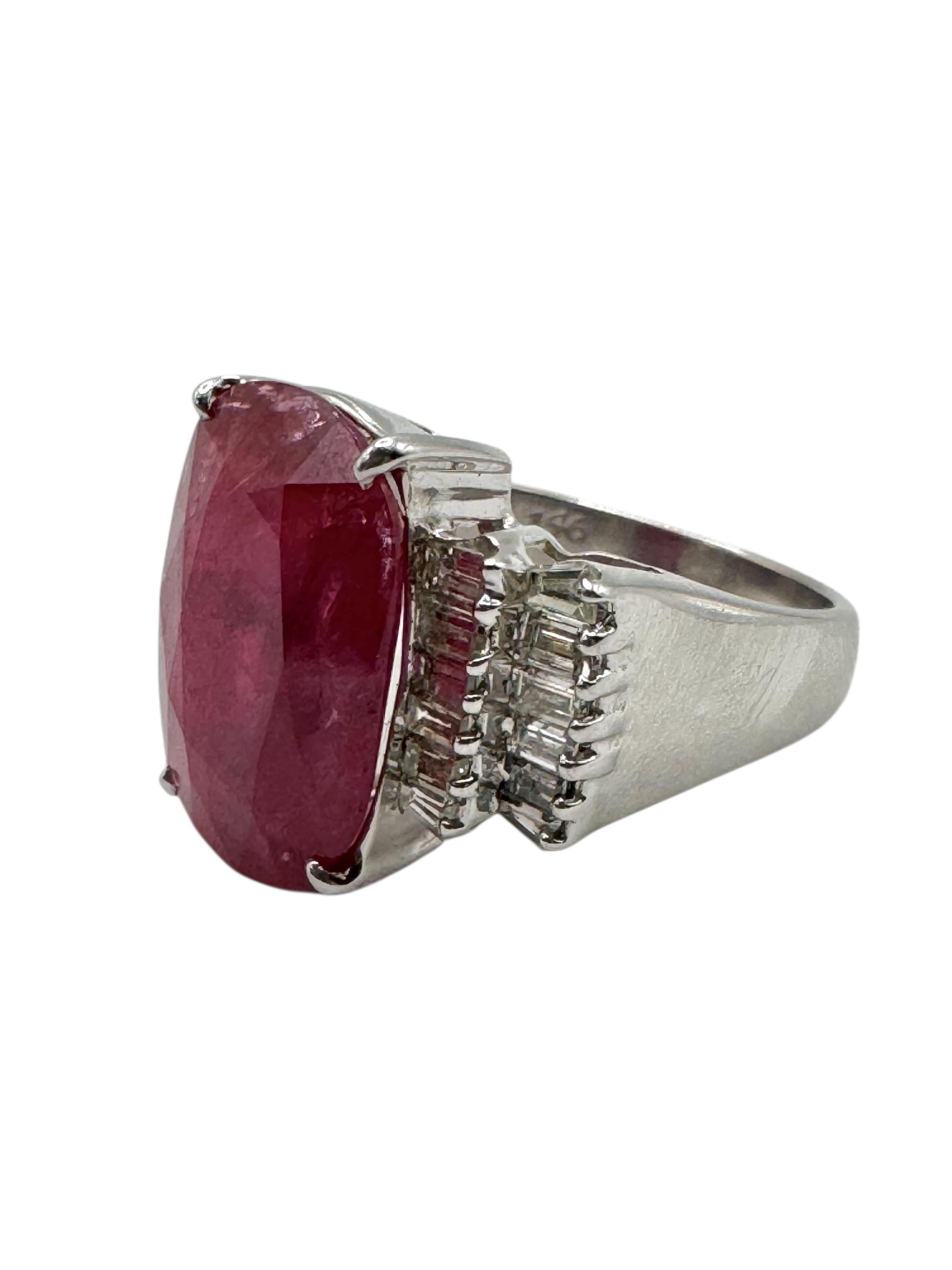 Cocktailring aus 18 Karat Weißgold mit Rubin und Diamant für Damen oder Herren im Angebot