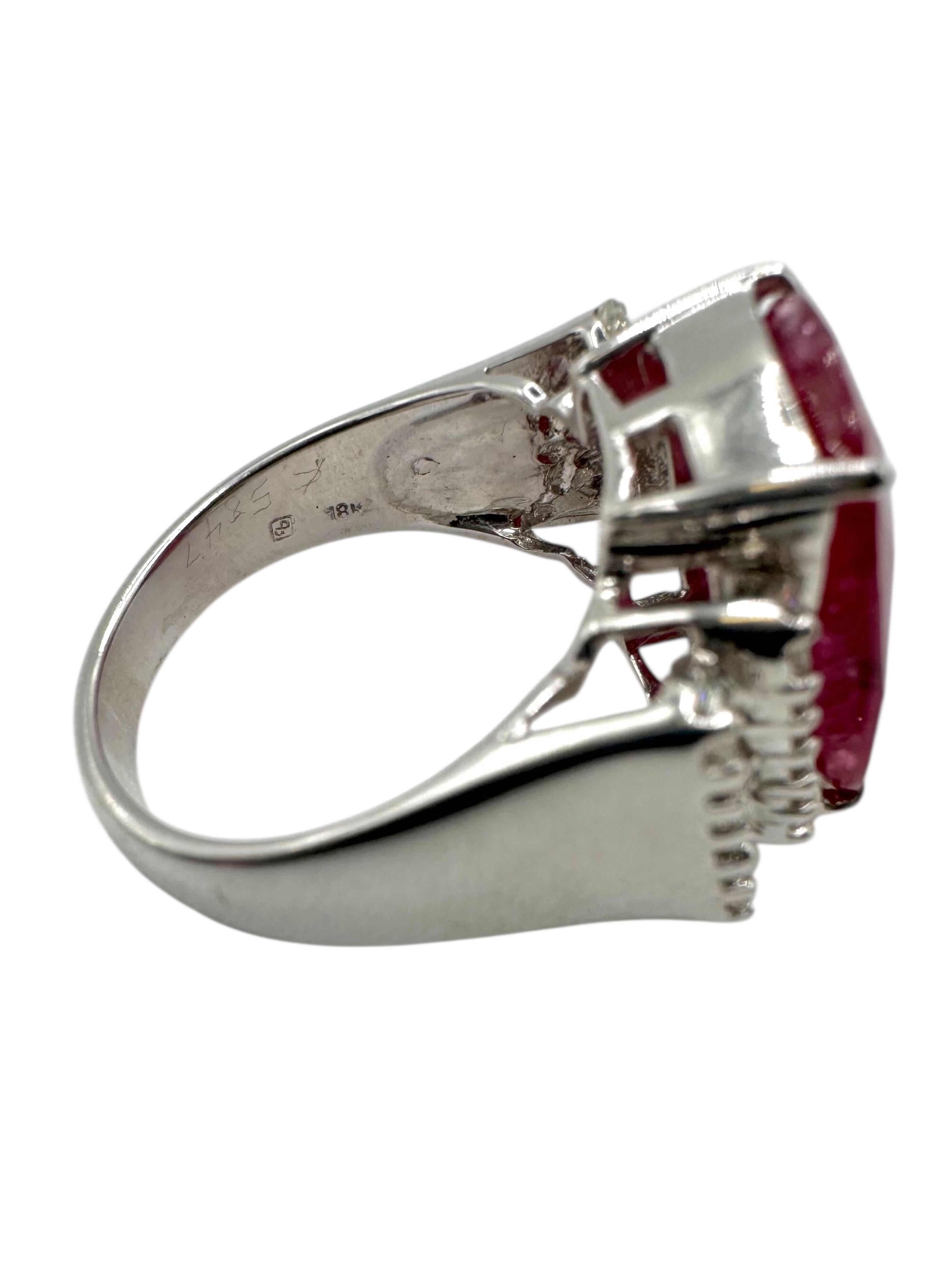 Cocktailring aus 18 Karat Weißgold mit Rubin und Diamant im Angebot 2
