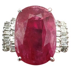 Cocktailring aus 18 Karat Weißgold mit Rubin und Diamant