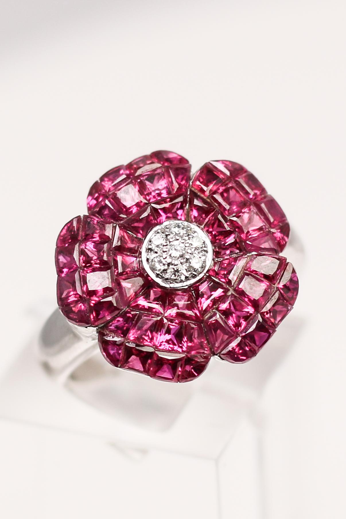 18 Karat White Gold Ruby and Diamond Flower Ring In Good Condition In Dallas, TX