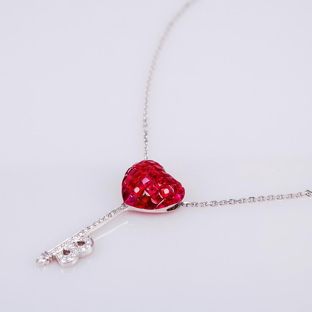 El colgante en forma de corazón de rubí invisible está realizado en oro blanco de 18 quilates y está fabricado con gran esmero. Calidad superior de rubí que es de color rojo intenso y chispeante uso 8,67 ct,
Diamante de calidad H VS de 0,18 ct.Viene
