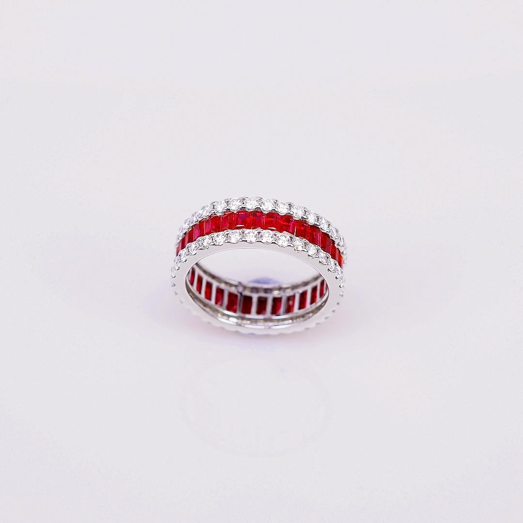 De las mujeres Anillo Eterno Pequeño de Oro Blanco de 18 Quilates con Rubí y Diamantes en venta