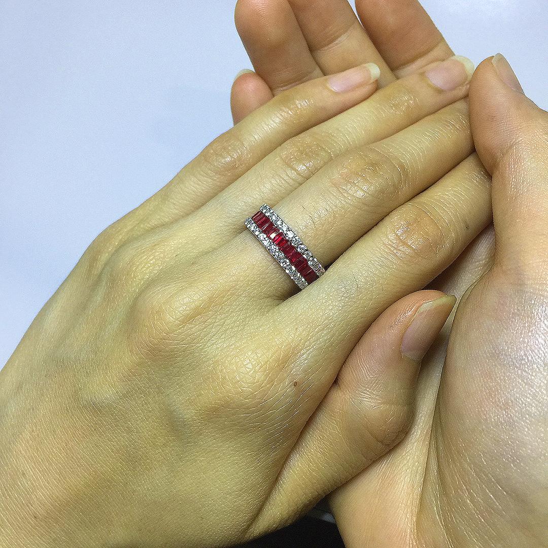 18 Karat White Gold Ruby and Diamond Small Eternity Ring In New Condition For Sale In Bangkok, TH