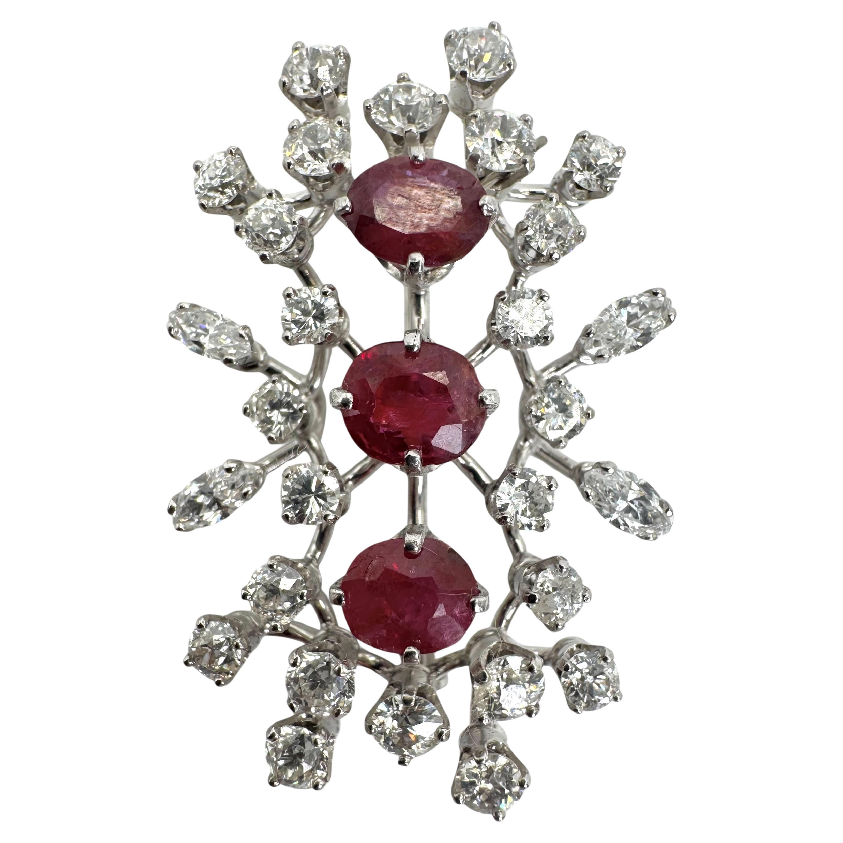 Broche Spray de Rubíes y Diamantes de Oro Blanco de 18 K