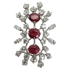 Broche Spray de Rubíes y Diamantes de Oro Blanco de 18 K