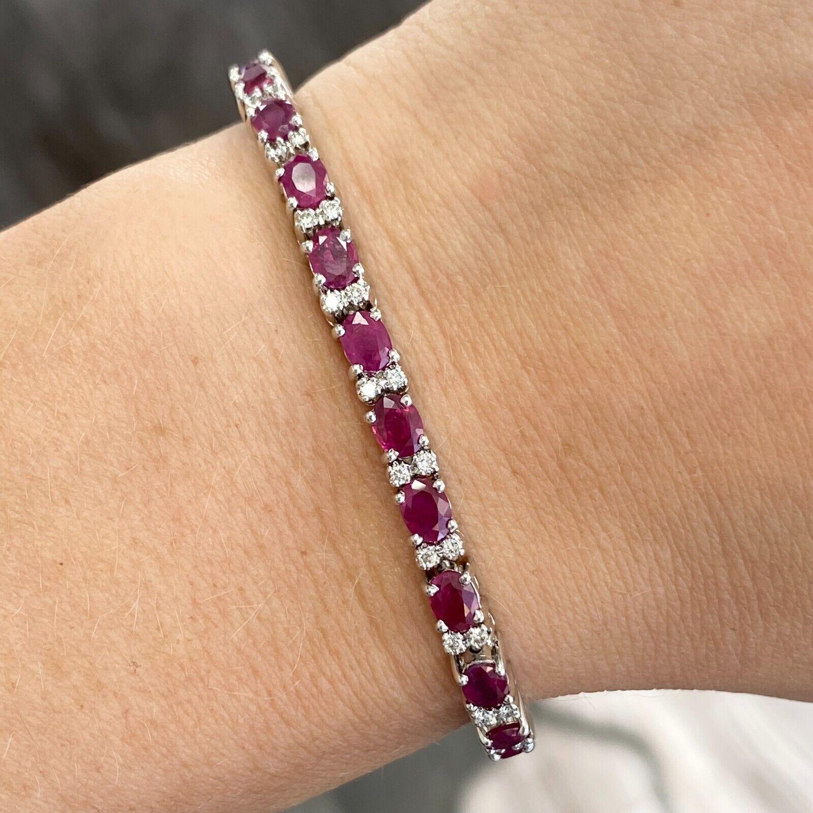 Spezifikationen:
    Schmuckstein: 26 Stück OVAL Rubin
    DIAMANT: 58 Stück  Diamanten APPROX 0,44 ctw
    CARAT GESAMTGEWICHT: APPROX 5,60 ctw (Edelstein)
    FARBE/Klarheit: H, SI
    Marke: UNBRANDED
    Metall: 18K WEISSGOLD
    Art: BRACELET
 