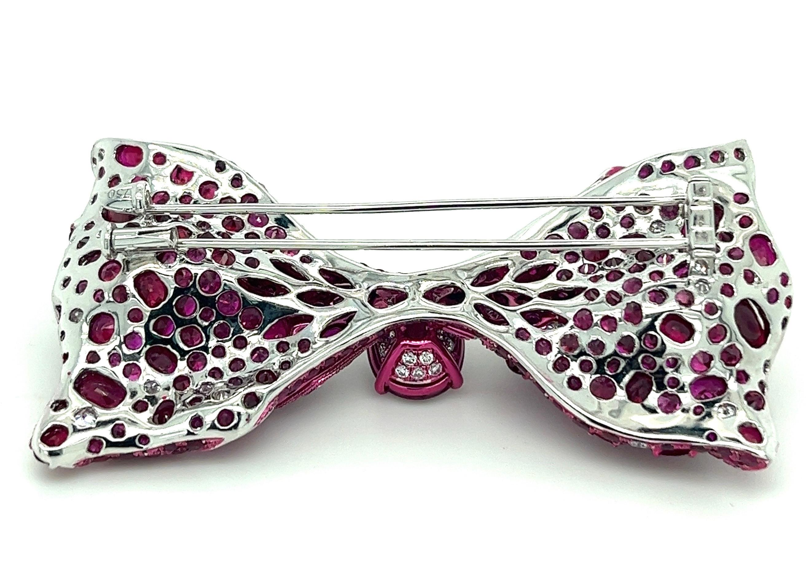 18K White Gold Ruby Bow Brooch with Diamonds In New Condition For Sale In Hong Kong, HK