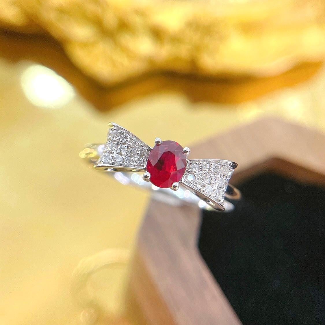 18K White Gold Ruby Bow Ring with Diamonds In New Condition For Sale In Kowloon, HK
