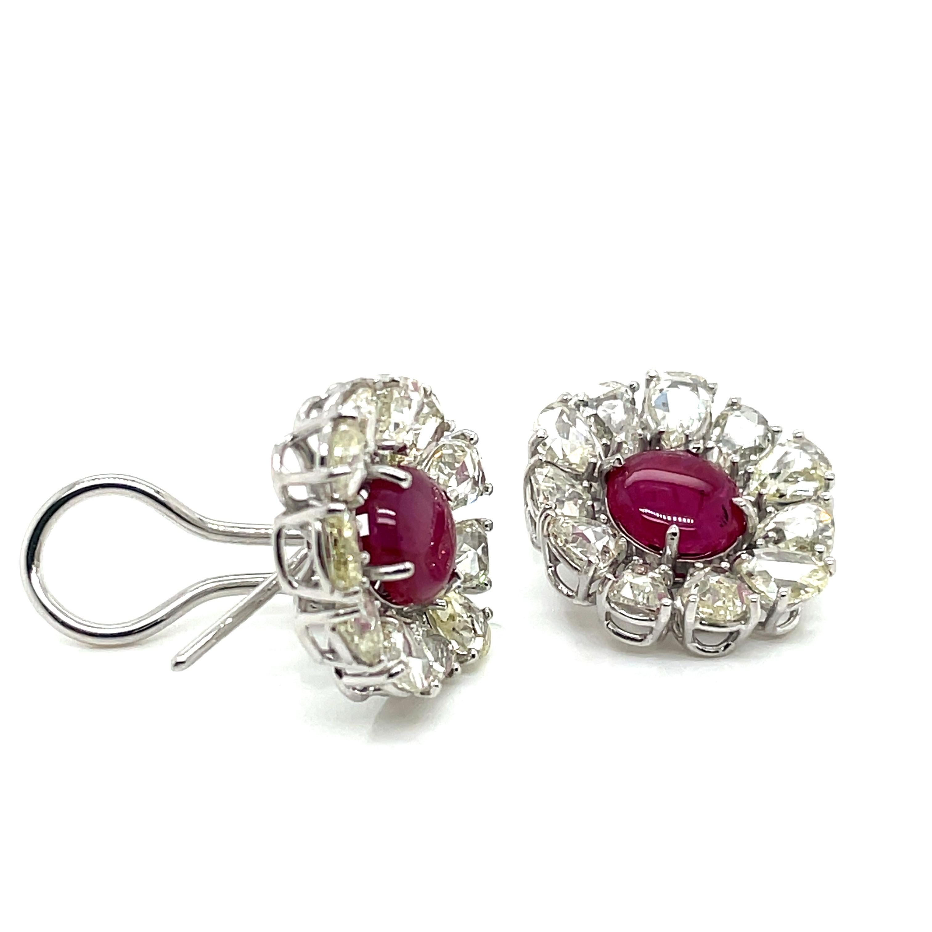 Ces boucles d'oreilles exquises présentent deux captivants cabochons de rubis, d'une valeur totale de 4,11 cts, provenant des mines légendaires de Birmanie. 

Non chauffés pour conserver leur teinte rouge vif, ces rubis sont d'une pureté et d'une