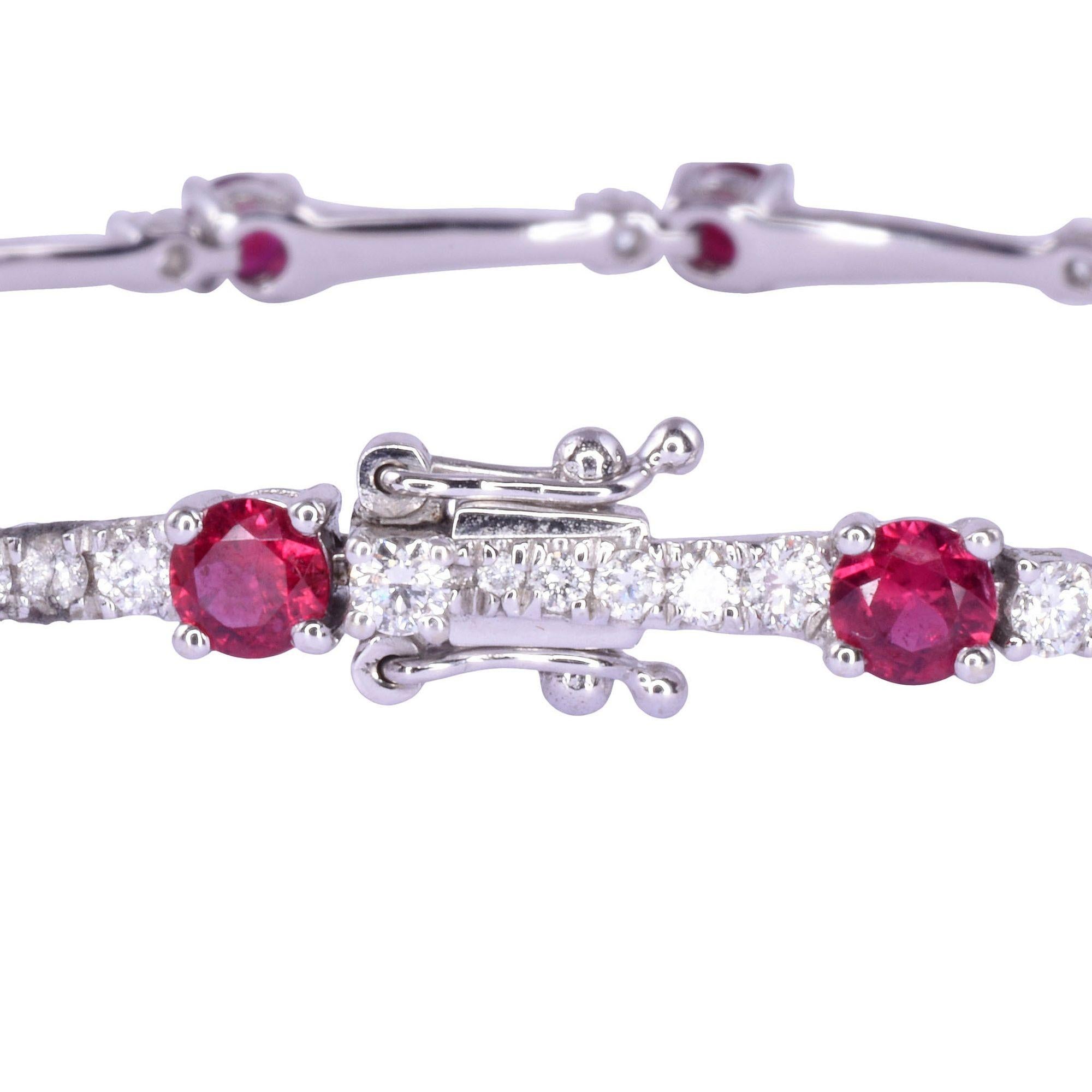 Estate 18K Weißgold Rubin & Diamant-Armband. Dieses Armband ist aus 18 Karat Weißgold gefertigt und mit Rubinen von 2,77 CTW besetzt. Die Rubine sind von feiner Qualität, rund geschliffen, mit ausgezeichneter Übereinstimmung. Diese Rubine sind, wie