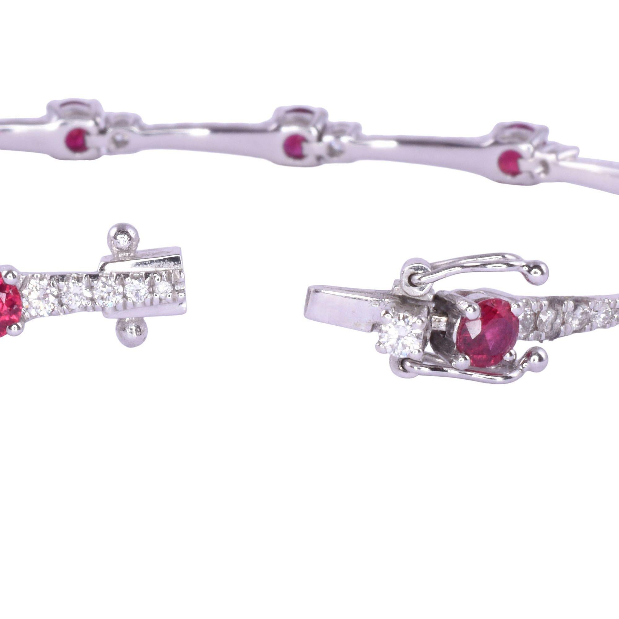 Armband aus 18 Karat Weißgold mit Rubin und Diamanten (Rundschliff) im Angebot