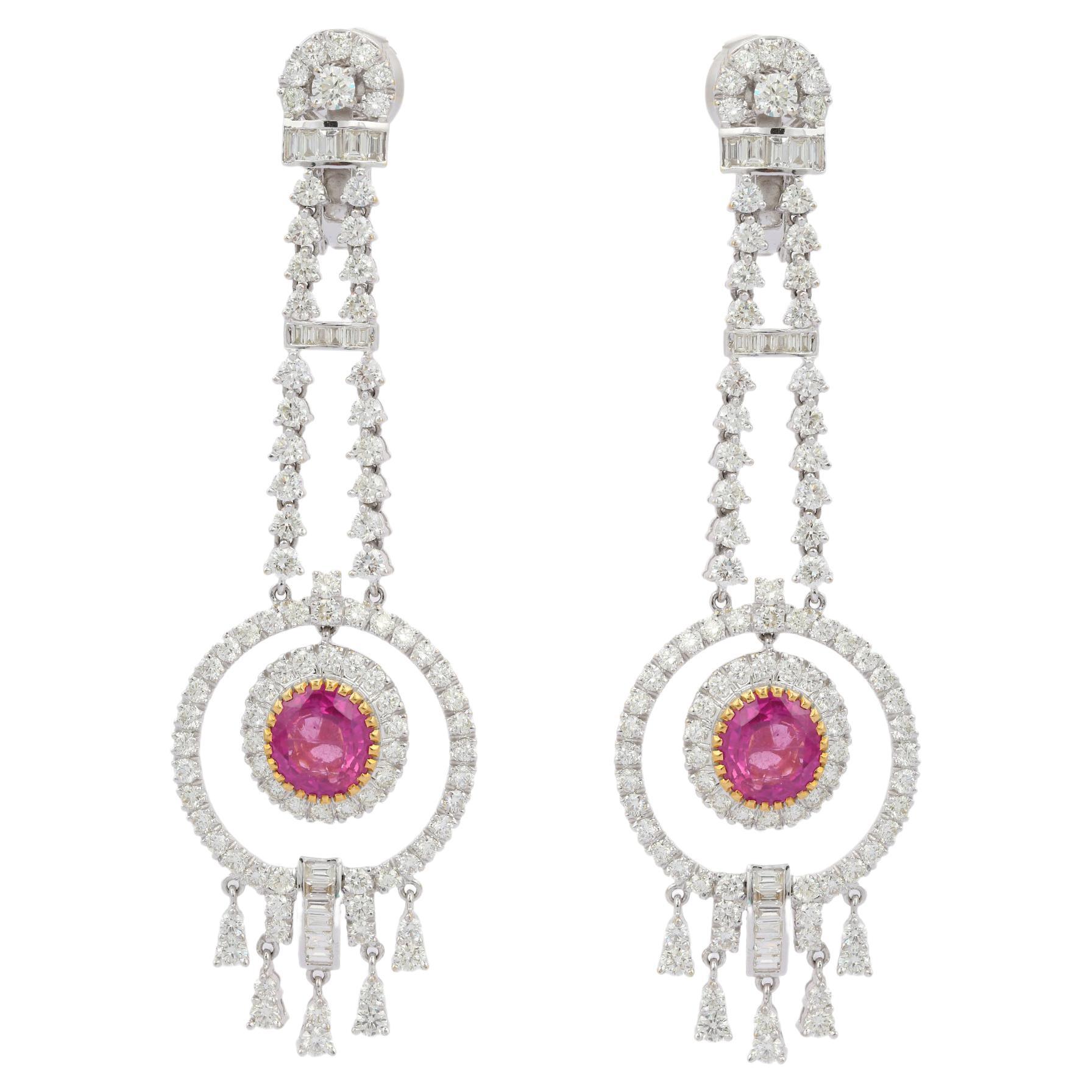Glamurosos pendientes colgantes de oro blanco macizo de 18 quilates con diamantes y rubíes
