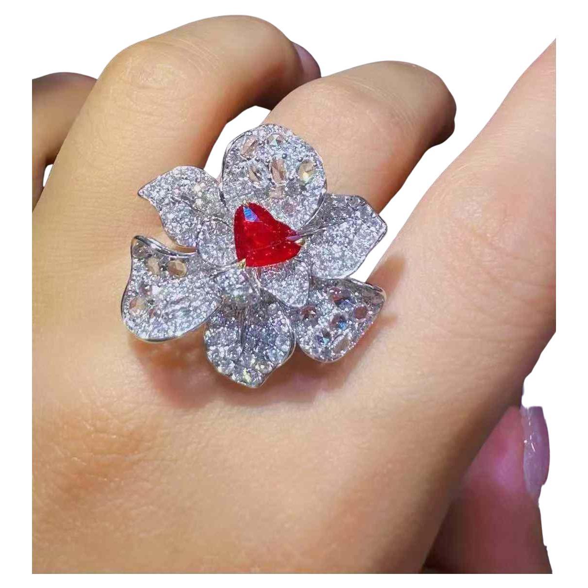 Anello cocktail floreale con rubino e diamante in oro bianco 18 carati - Eze Jewelry