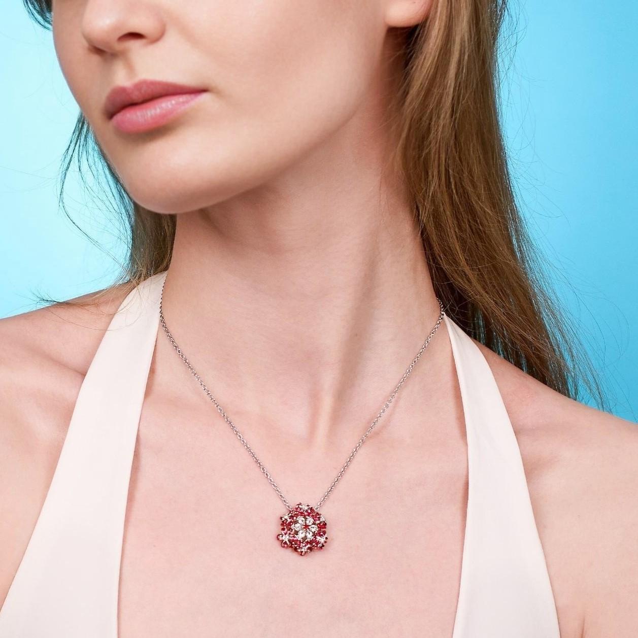 Taglio rotondo Collana floreale con diamanti e rubini in oro bianco 18K con tecnologia brevettata MOISEIKIN in vendita