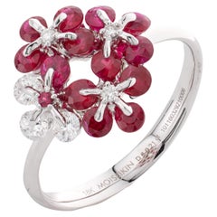 Bague florale en or blanc 18 carats avec rubis et diamants par MOISEIKIN