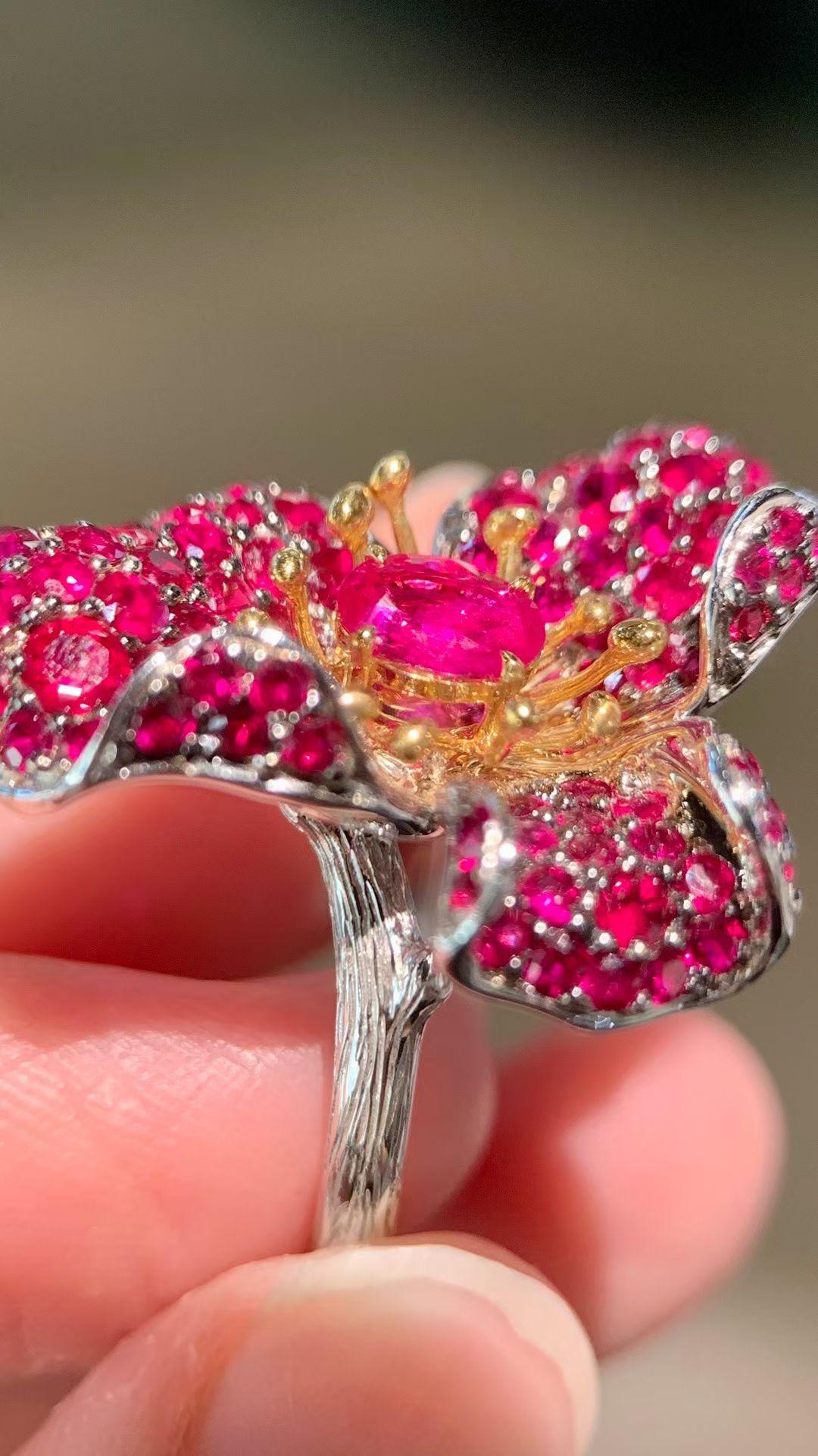 18K White Gold Ruby & Diamond Flower Ring In New Condition For Sale In Kowloon, HK