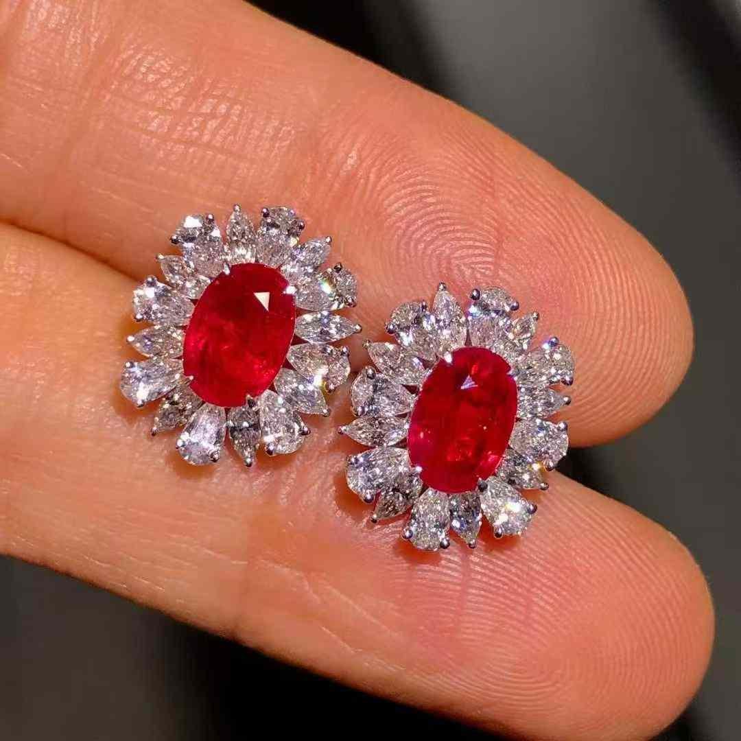 Moderno Orecchini a lobo con rubino e diamante in oro bianco 18k in vendita