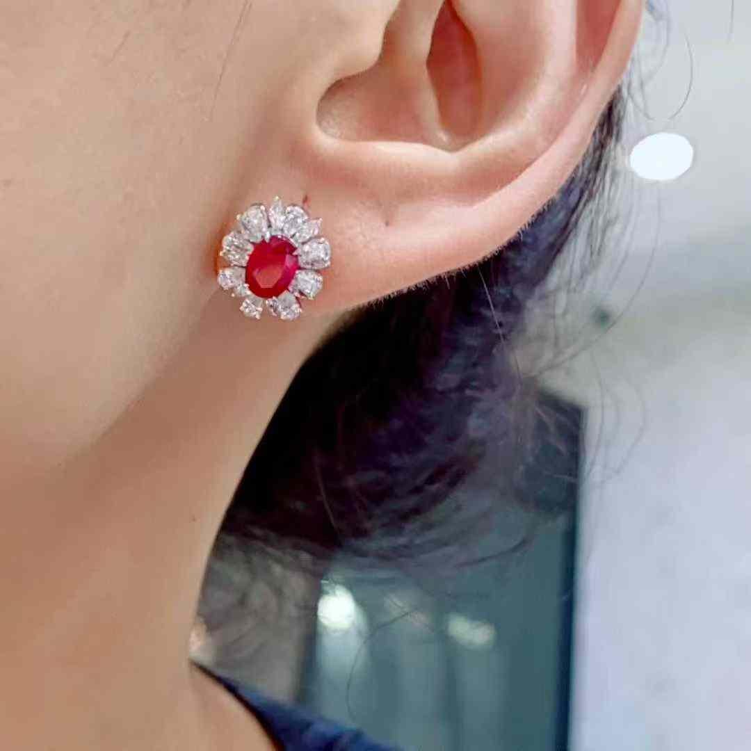 Orecchini a lobo con rubino e diamante in oro bianco 18k In condizioni Nuovo in vendita a Bucharest, Romania