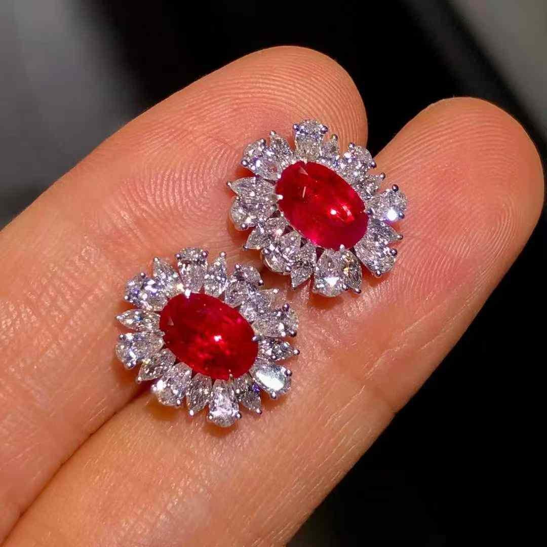 Orecchini a lobo con rubino e diamante in oro bianco 18k in vendita 1