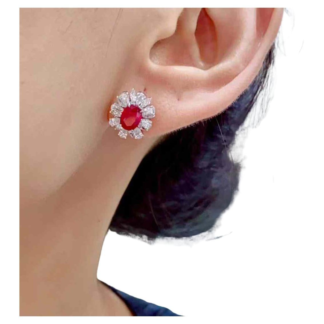 Orecchini a lobo con rubino e diamante in oro bianco 18k in vendita