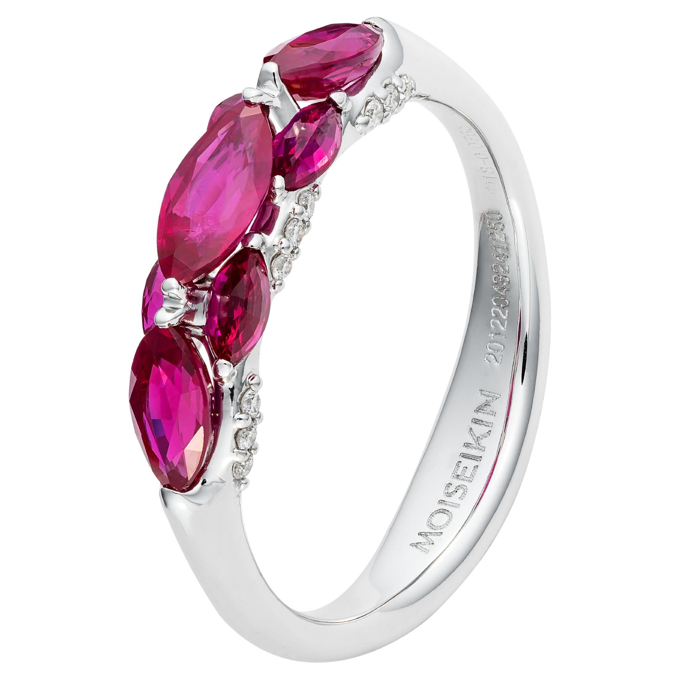 La bague en rubis et diamants de la collection Harmony of Water de MOISEIKIN symbolise l'amour et la passion. Le mélange harmonieux de rubis saturés, méticuleusement montés dans des sertis traditionnels ou inversés uniques, irradie une énergie