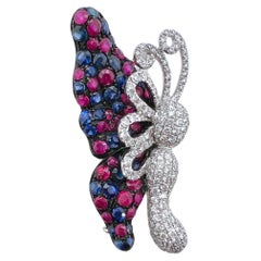 Broche et pendentif papillon en or blanc 18 carats, rubis, saphirs et diamants