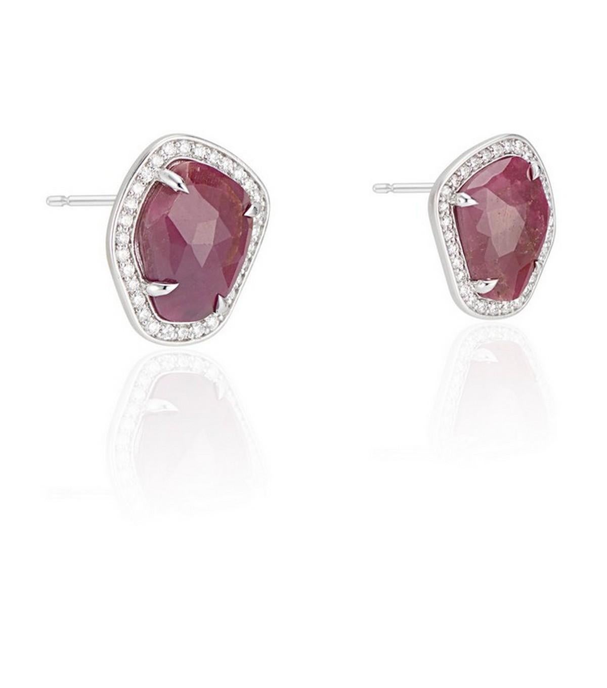 Ces boucles d'oreilles en forme de tranche de rubis, uniques en leur genre et dotées de leurs propres nuances de couleur, sont un must pour une élégance discrète.

Tranche de rubis naturel sans traitement de couleur ornée d'un halo de diamants,