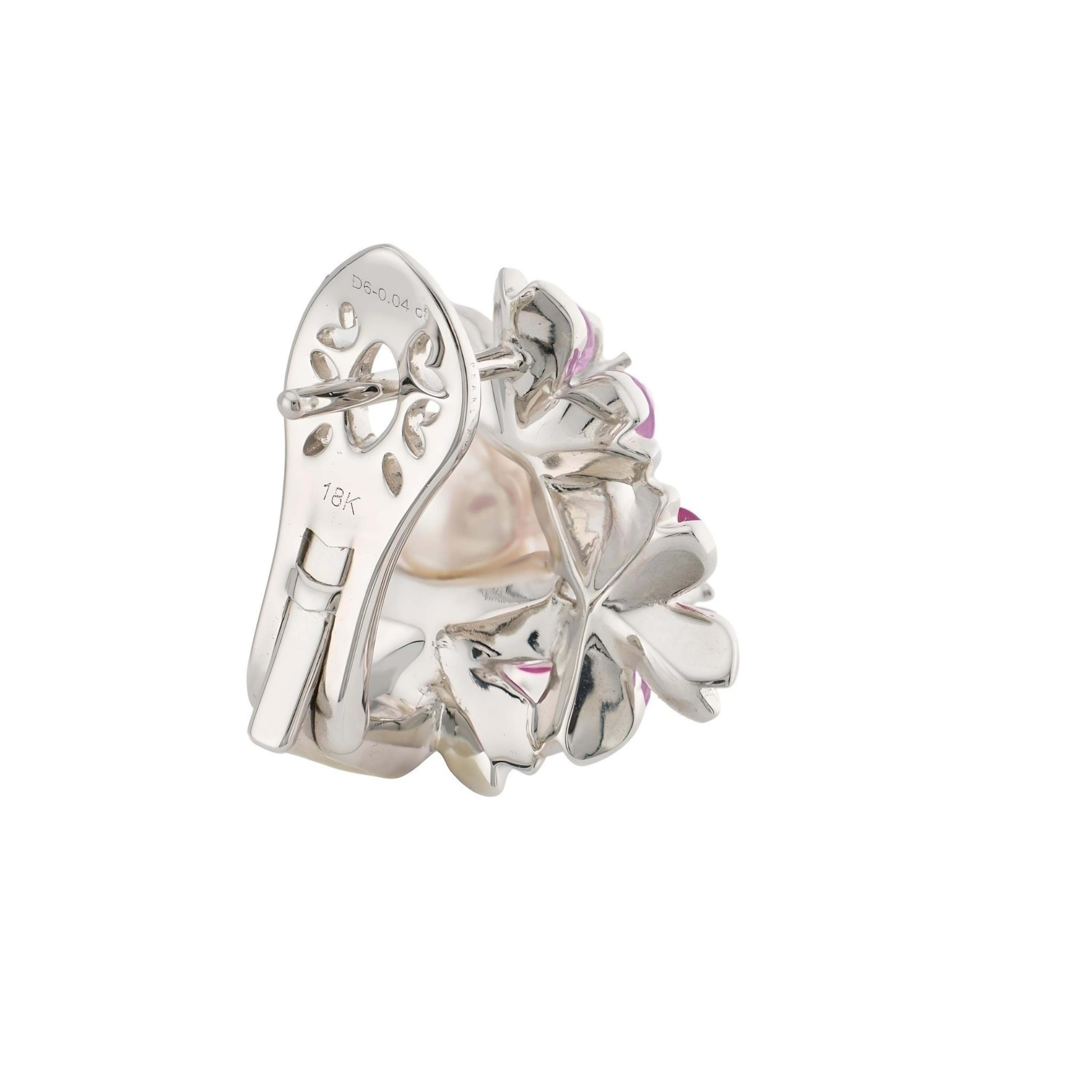 Contemporaneo Fiore Sakura in oro bianco 18 carati  Orecchini con perle Akoya e zaffiri in vendita