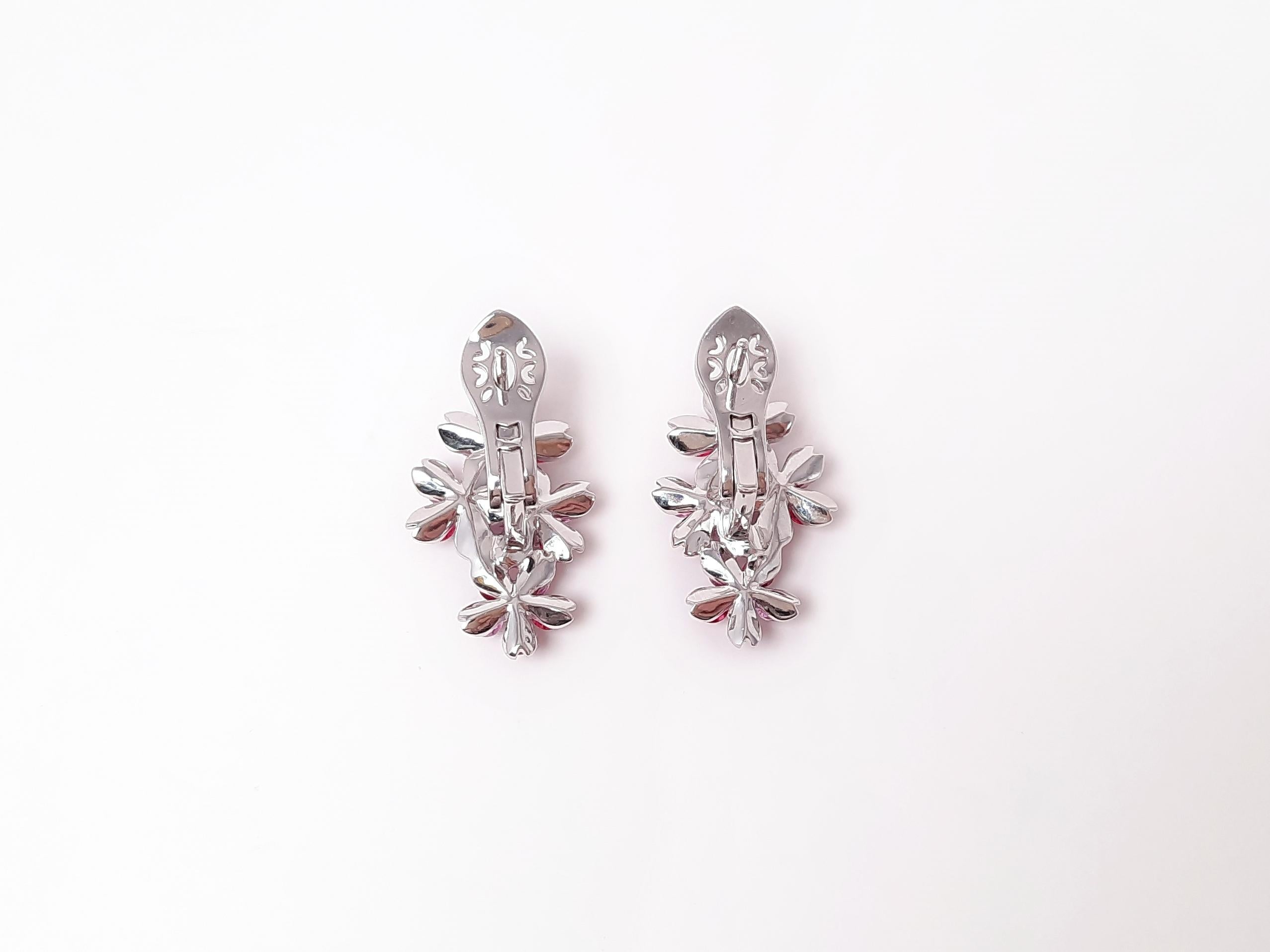 I gioielli floreali Sakura, Collection'S SakuraMai di Pearl'Amour, una collaborazione con MOISEIKIN, catturano la bellezza fugace dei fiori di ciliegio attraverso un'artigianalità e un'innovazione senza tempo. Questo squisito paio di orecchini