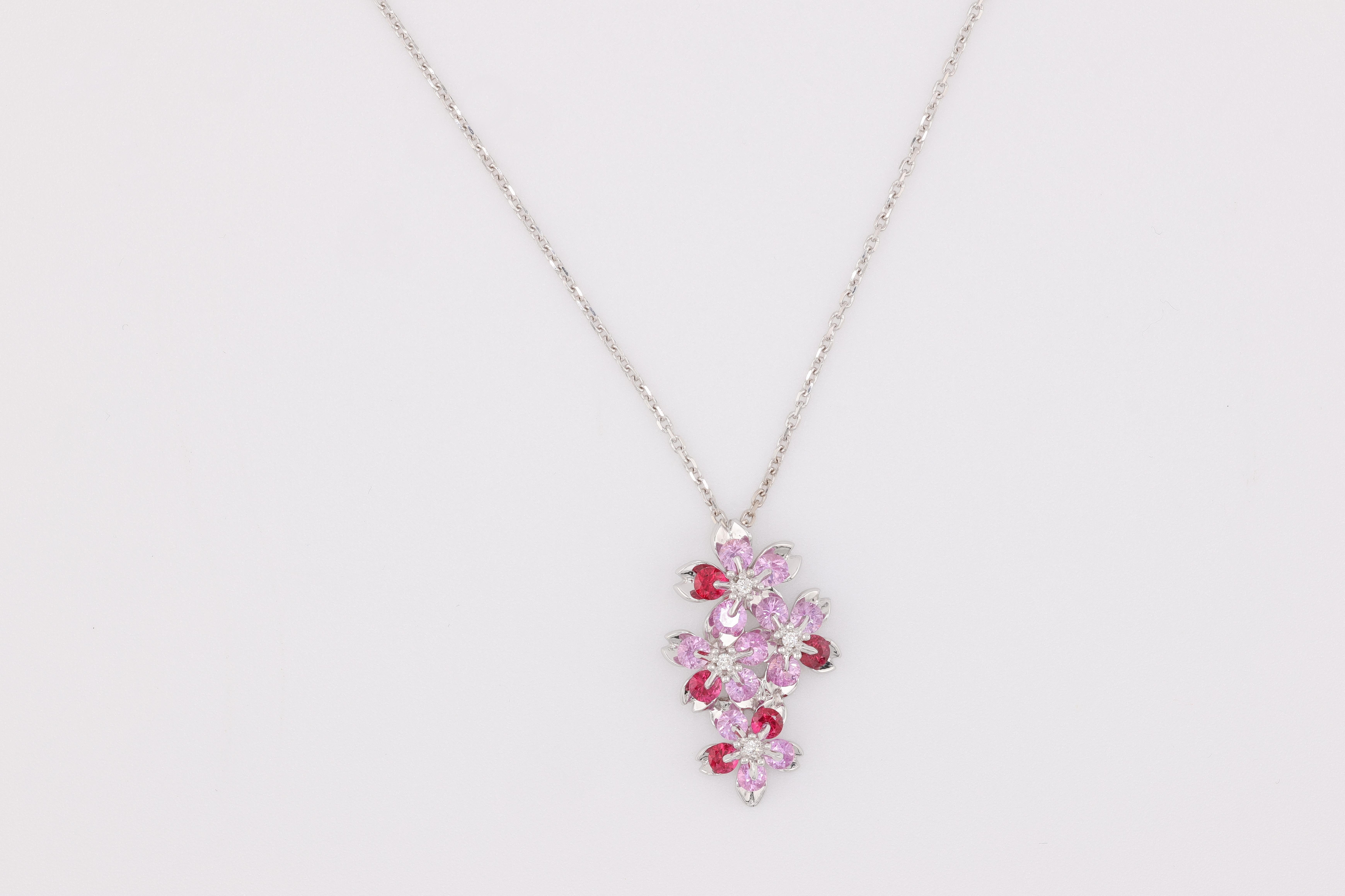 I gioielli floreali Sakura, Collection'S SakuraMai di Pearl'Amour, una collaborazione con MOISEIKIN, catturano la bellezza fugace dei fiori di ciliegio attraverso un'artigianalità e un'innovazione senza tempo. Questa squisita collana con ciondolo