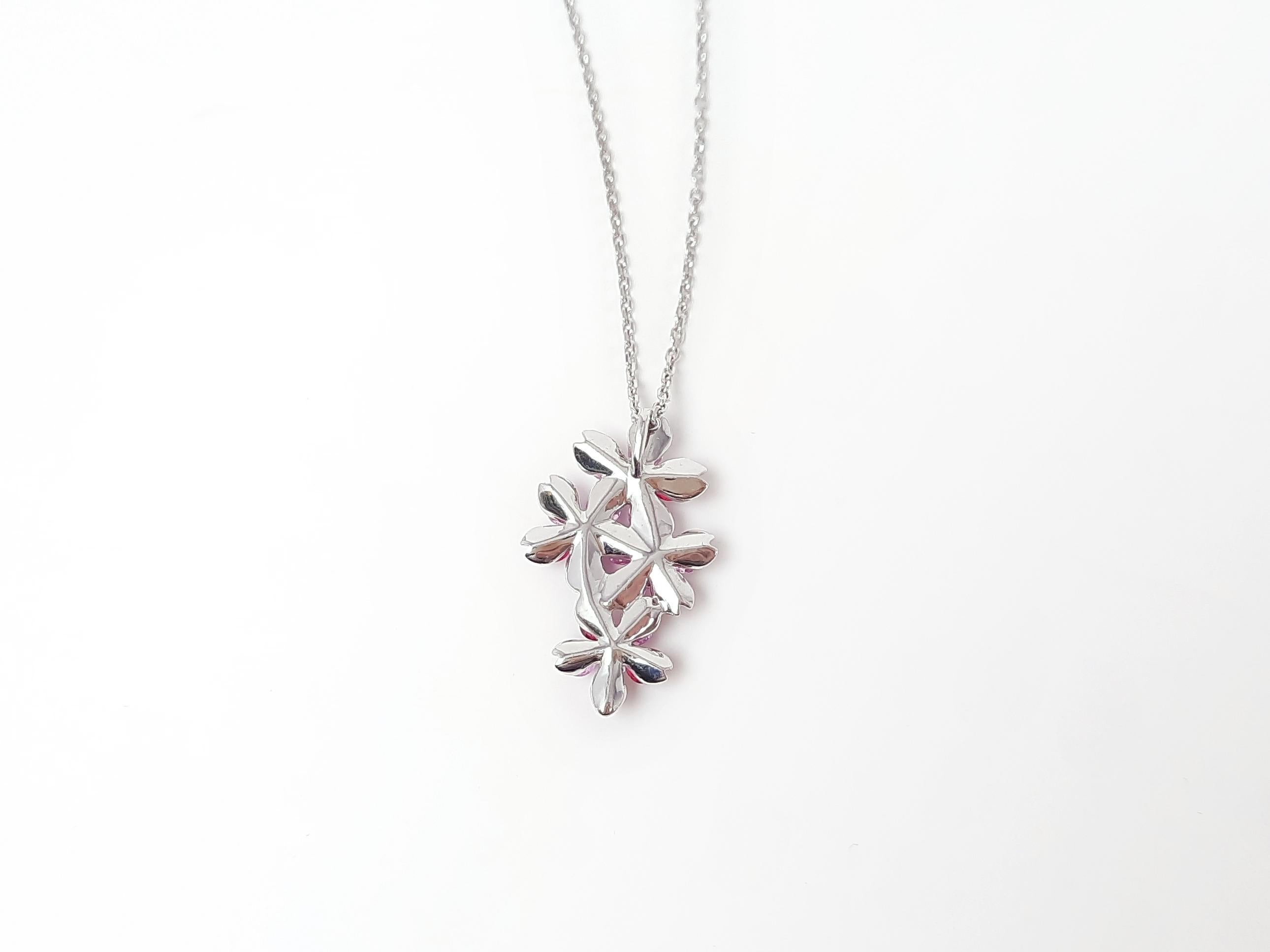Contemporaneo Fiore Sakura in oro bianco 18 carati  Collana Spinello Zaffiro in vendita