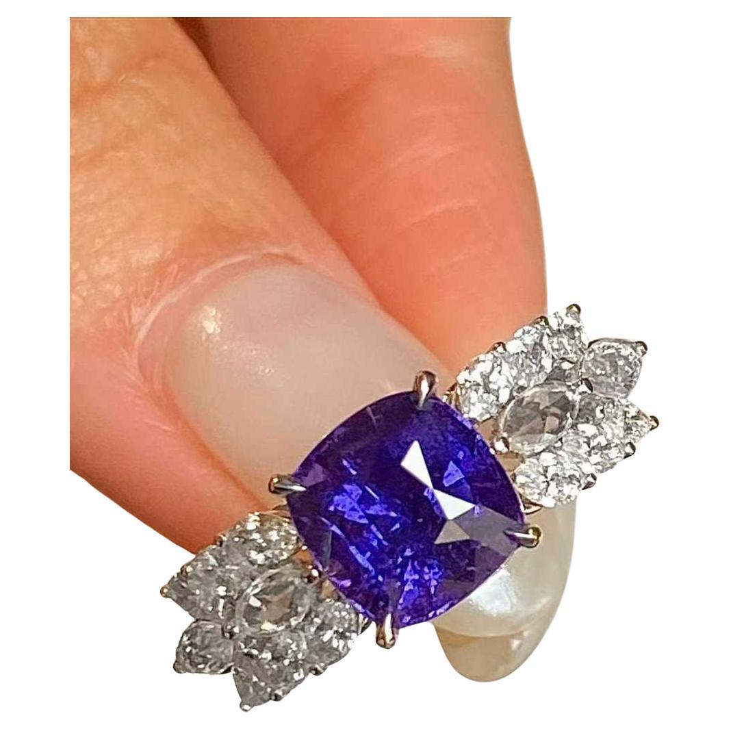 

Cette exquise bague en or blanc 18 carats est ornée d'un saphir de 3 carats en son centre, complété par 0,70 carat de diamants blancs étincelants. Le saphir bleu vibrant, connu pour sa teinte riche et captivante, est serti avec précision pour en