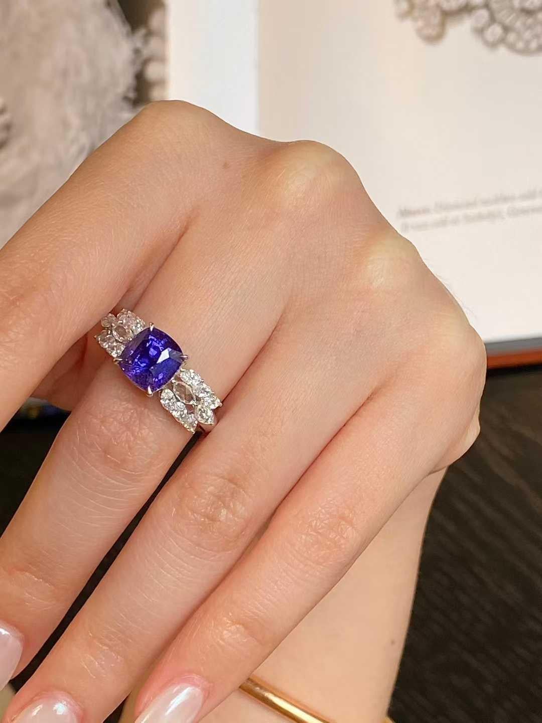 Bague en or blanc 18k saphir 3ct et diamants blancs 0.70ct en vente 2