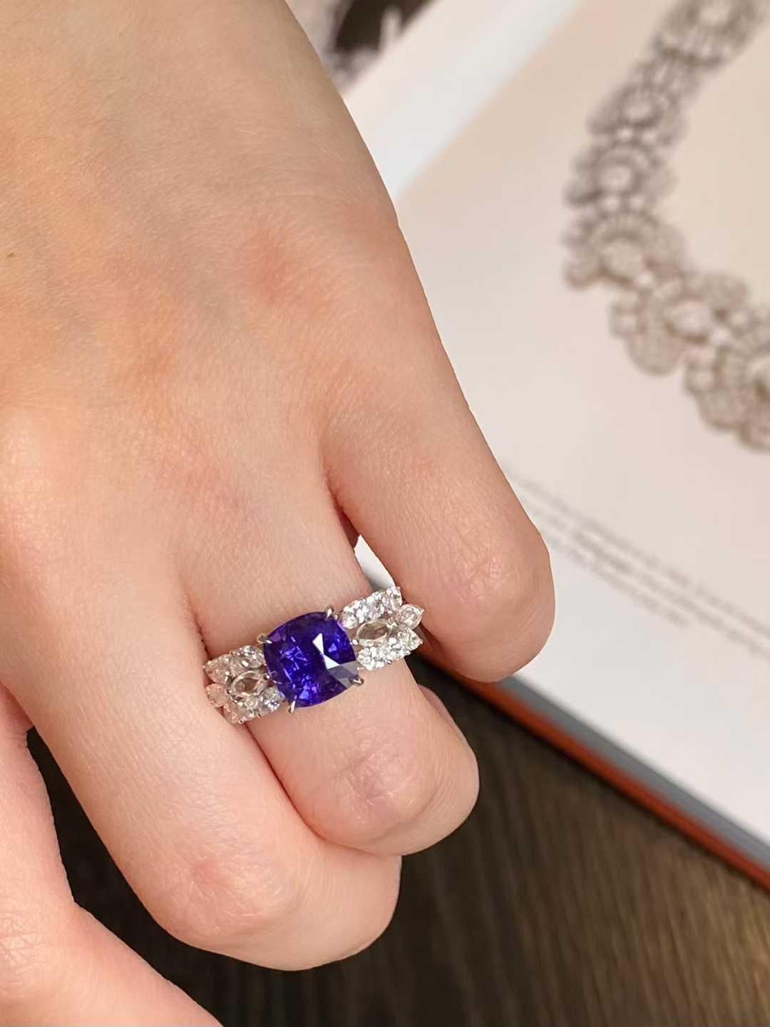 Bague en or blanc 18k saphir 3ct et diamants blancs 0.70ct en vente 3