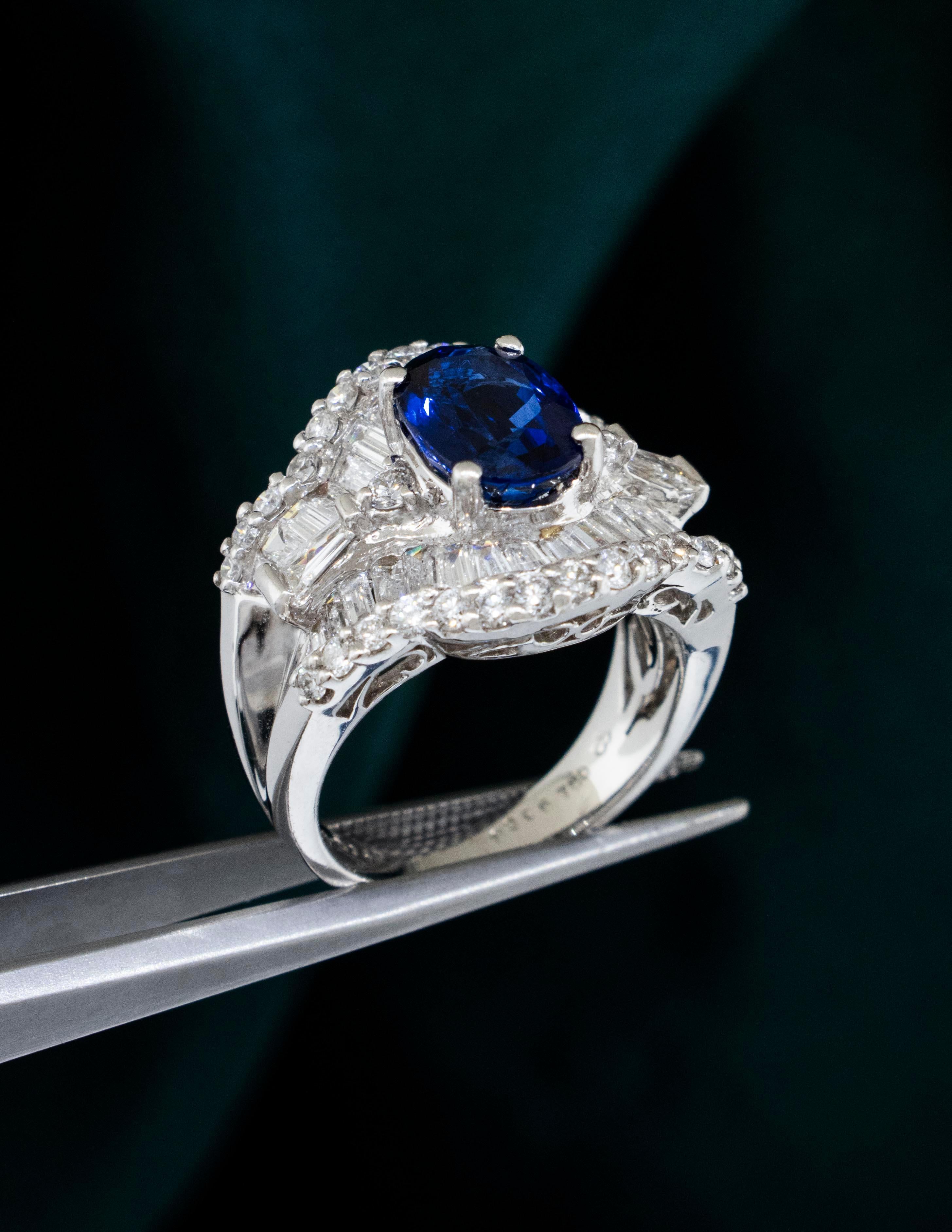 Ein Ballerina-Ring aus 18 Karat Weißgold für Damen mit viel Funkeln. Der ovale zentrale Saphir ist tief kobaltblau und wiegt etwa 3,05 Karat. Insgesamt 32 runde Brillanten und 34 gerade und spitz zulaufende Baguette-Diamanten umgeben den Saphir in