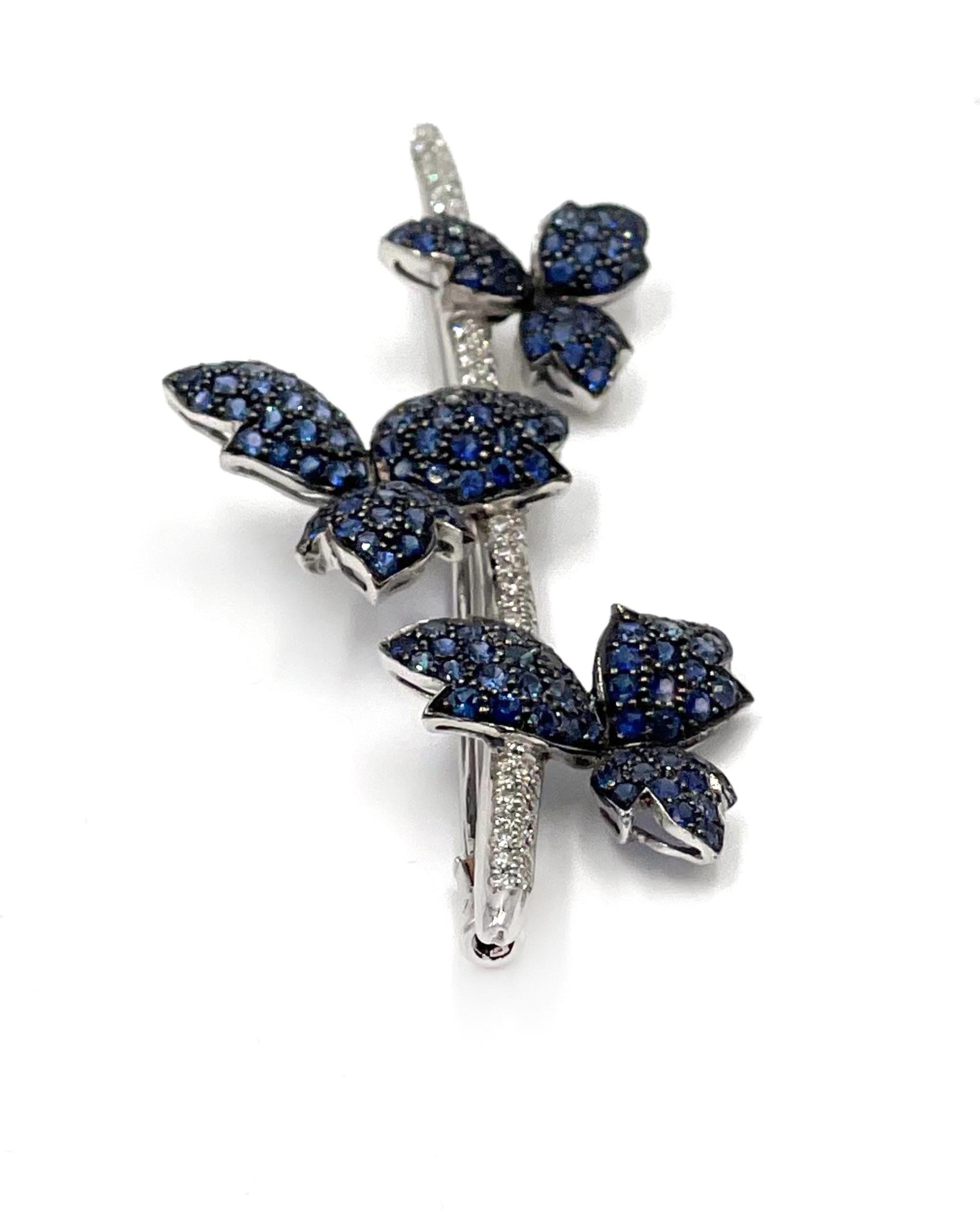 18K White Gold Sapphire and Diamond Floral Bar Pin Brooch In Good Condition For Sale In Old Tappan, NJ