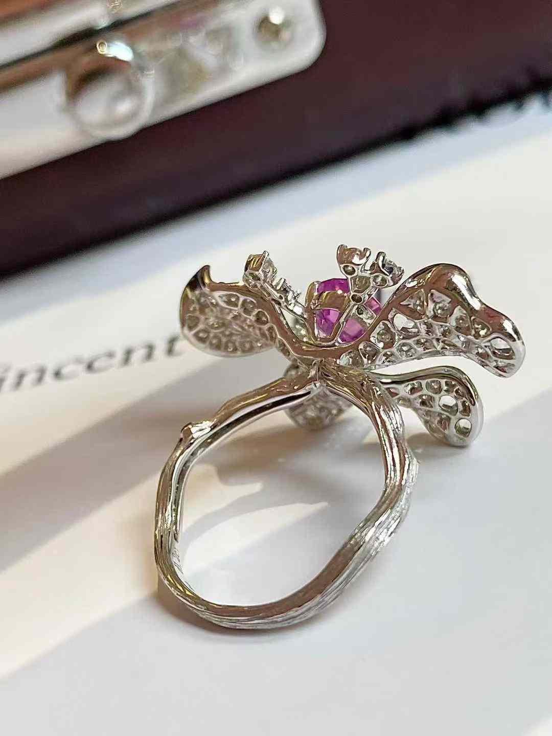 Anello a farfalla con zaffiro e diamante in oro bianco 18 carati in vendita 2