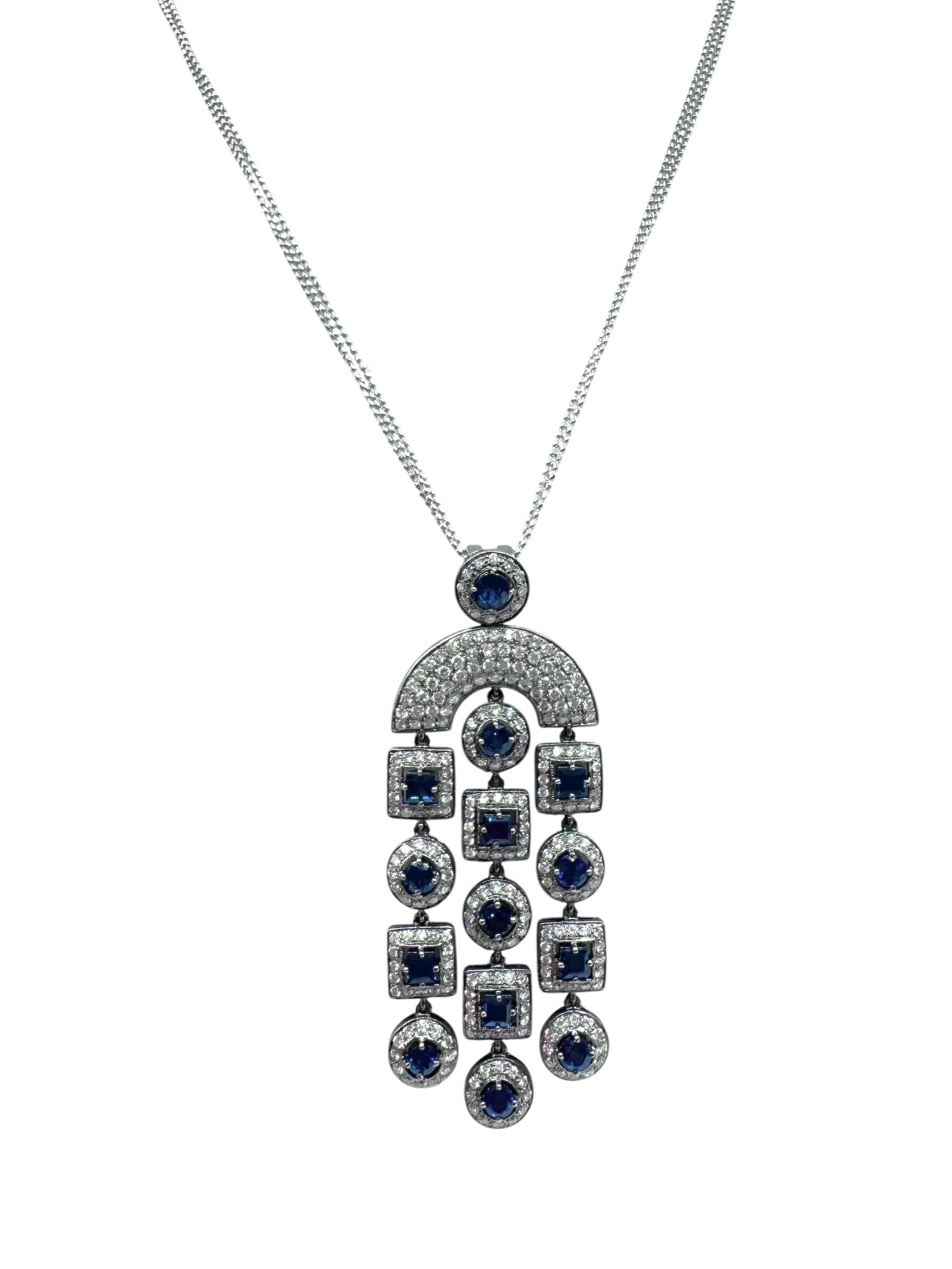 Questa collana in oro bianco 18 carati è un pezzo di grande effetto e contemporaneo, con un elegante pendente a cascata con circa 3,74 carati di zaffiri blu e 2,70 carati di diamanti a taglio brillante. Il design presenta una disposizione geometrica