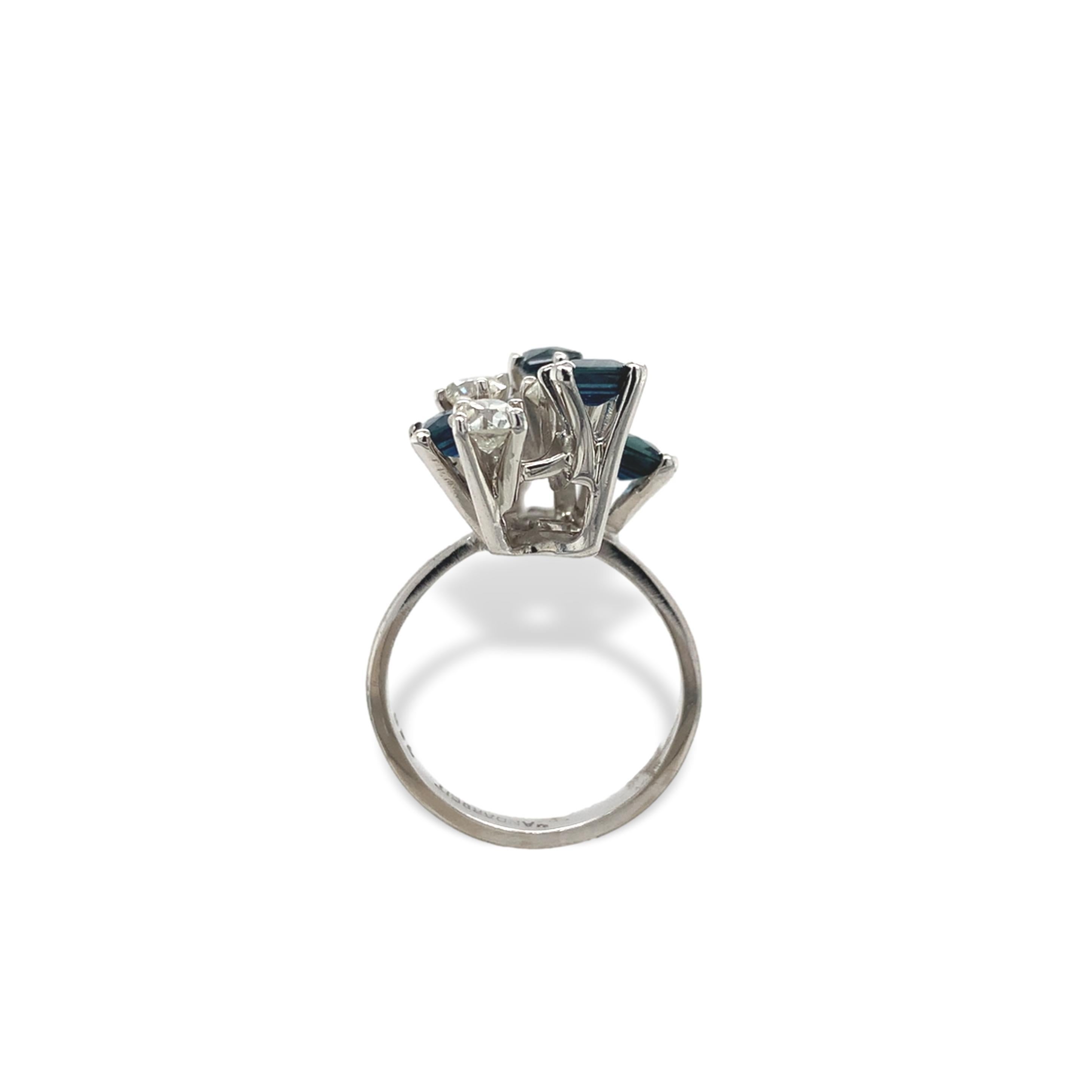 Handgefertigter modernistischer Ring aus 18 Karat Weißgold mit blauem Saphir und Diamanten. Es sind 5 echte rechteckige blaue Saphire im französischen Schliff in verschiedenen Größen. Der größte misst etwa 4,7 mm x 3,5 mm. Es gibt 5 runde Diamanten