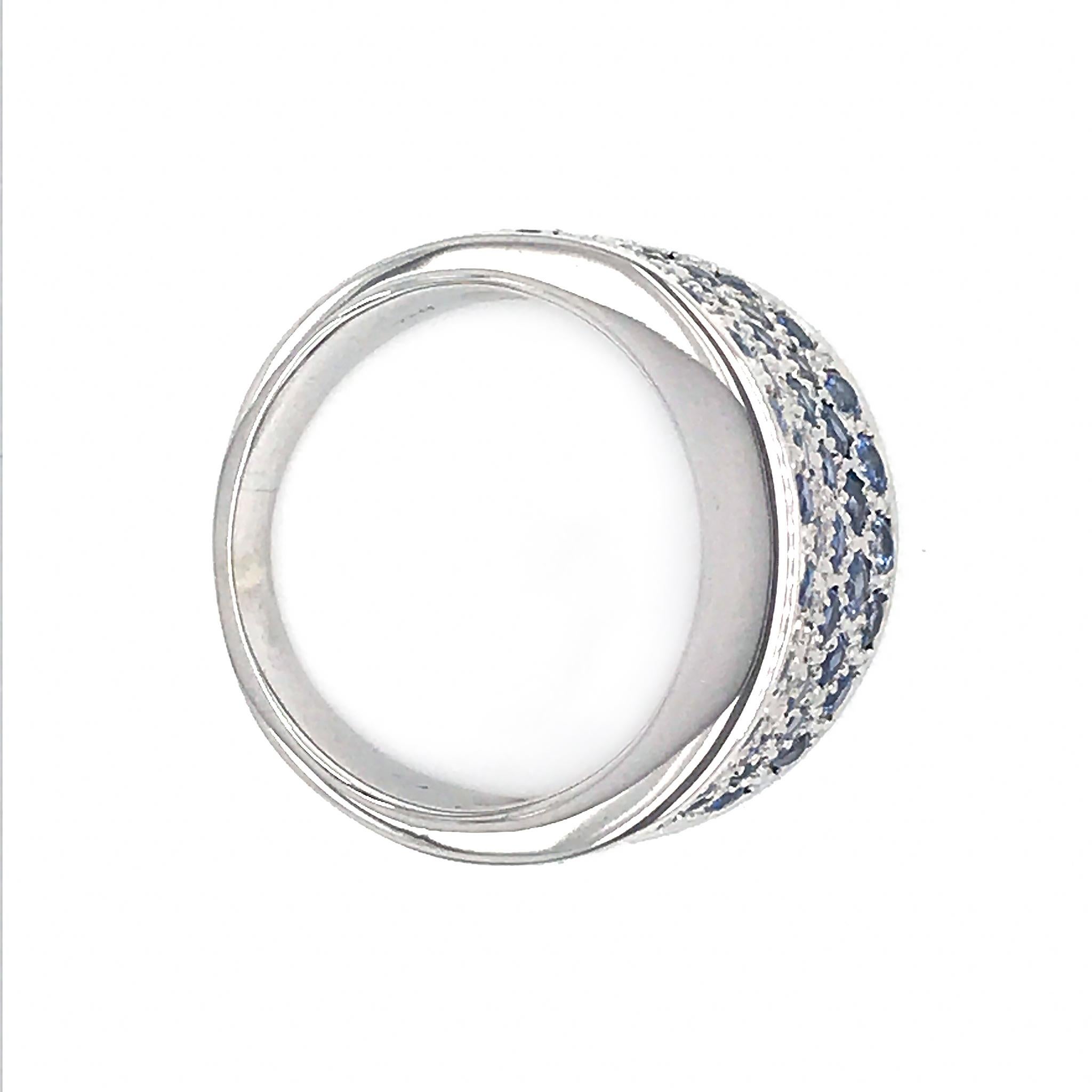 Taille ronde Bague en or blanc 18 carats avec saphirs et diamants en vente