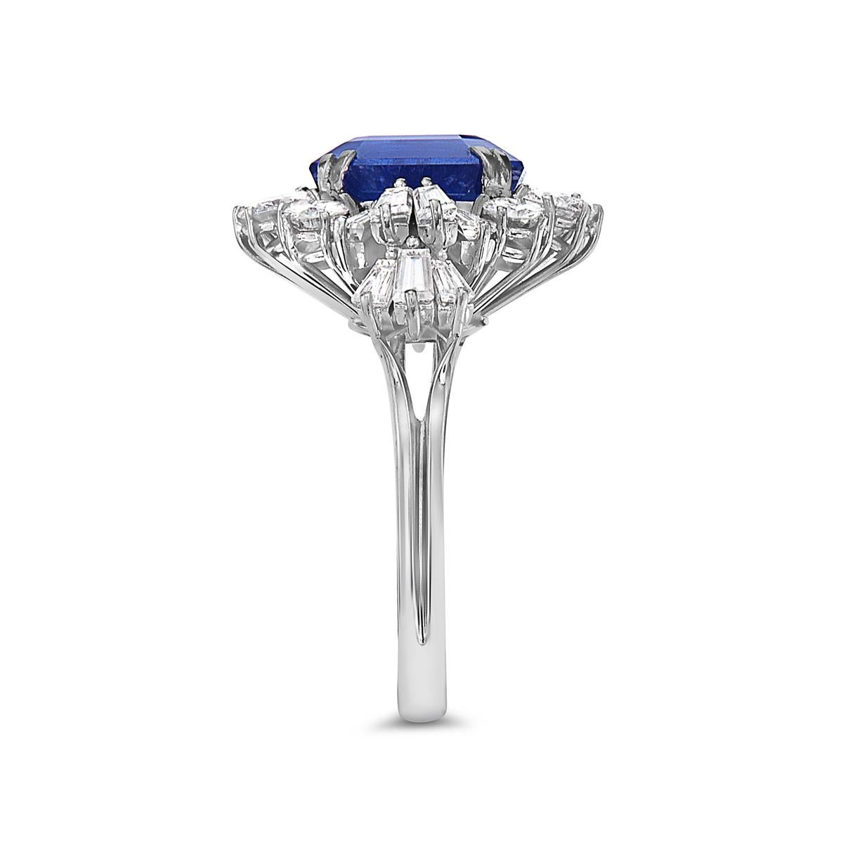 18 Karat White Gold Sapphire and Diamond Ring In New Condition For Sale In New York, NY