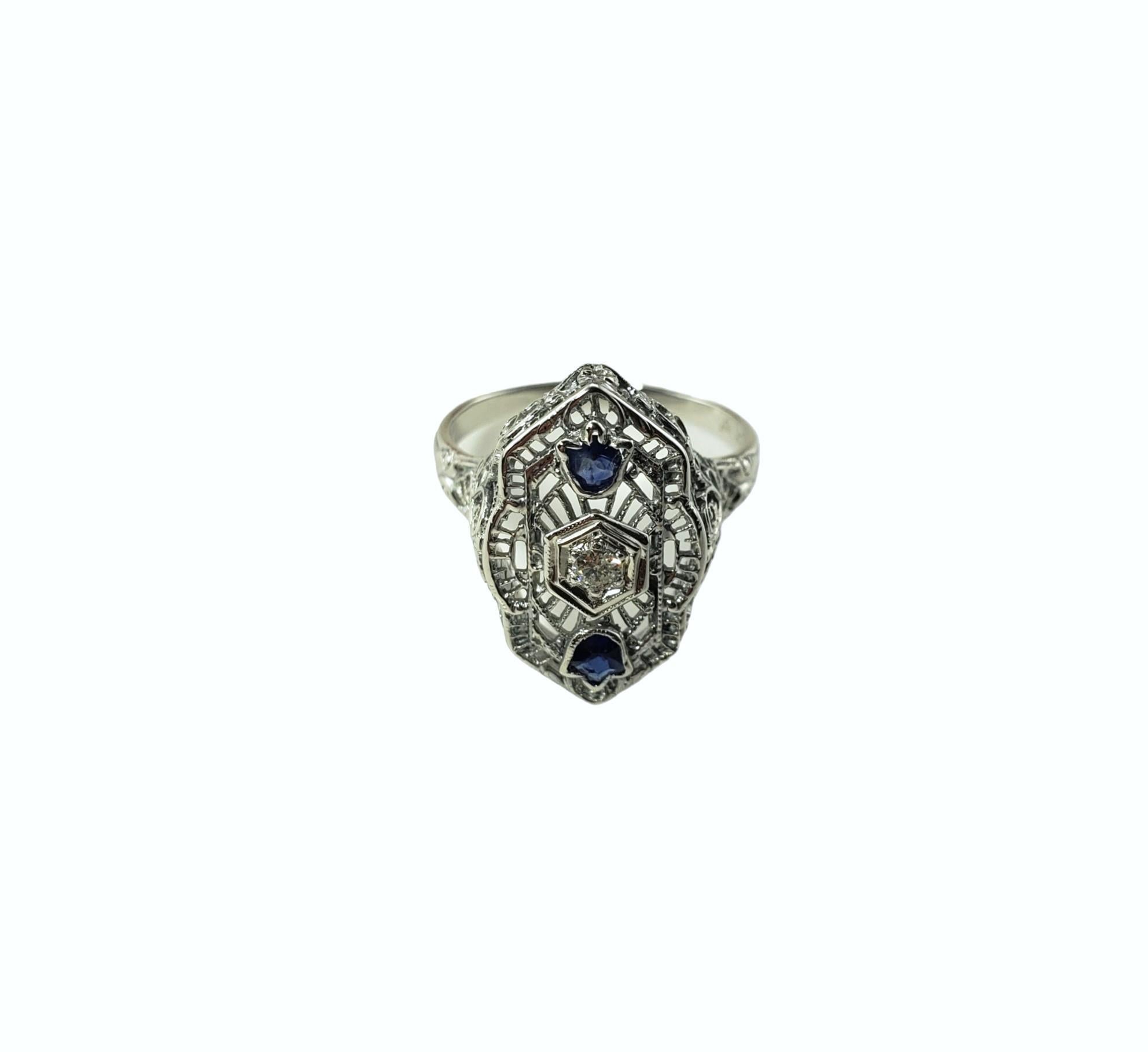 Bague Vintage en or blanc 18K saphir et diamant Taille 6.75-

Cette élégante bague présente un diamant rond de taille brillant et deux saphirs bleus de taille fantaisie sertis dans un filigrane en or blanc 18 carats magnifiquement détaillé.  Le haut