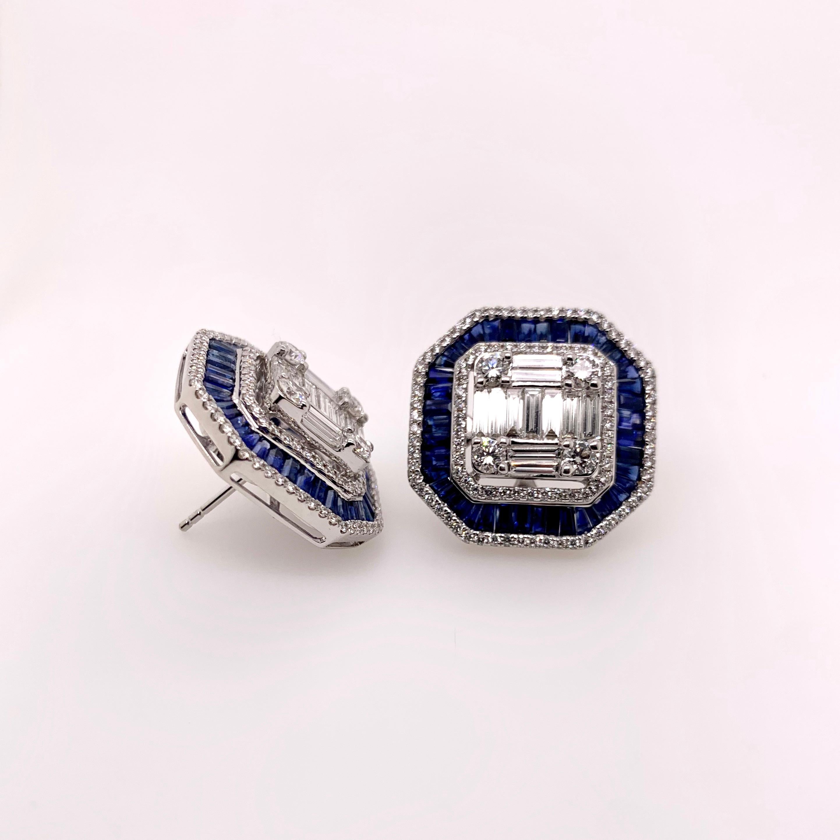 Dieses atemberaubende Paar blauer Saphir- und Diamantohrringe hat einen subtilen Vintage-Charme.  Er ist sorgfältig mit runden Brillanten und Baguette-Diamanten gearbeitet, die das Fundament des Ohrrings bilden, während der blaue Saphir sorgfältig